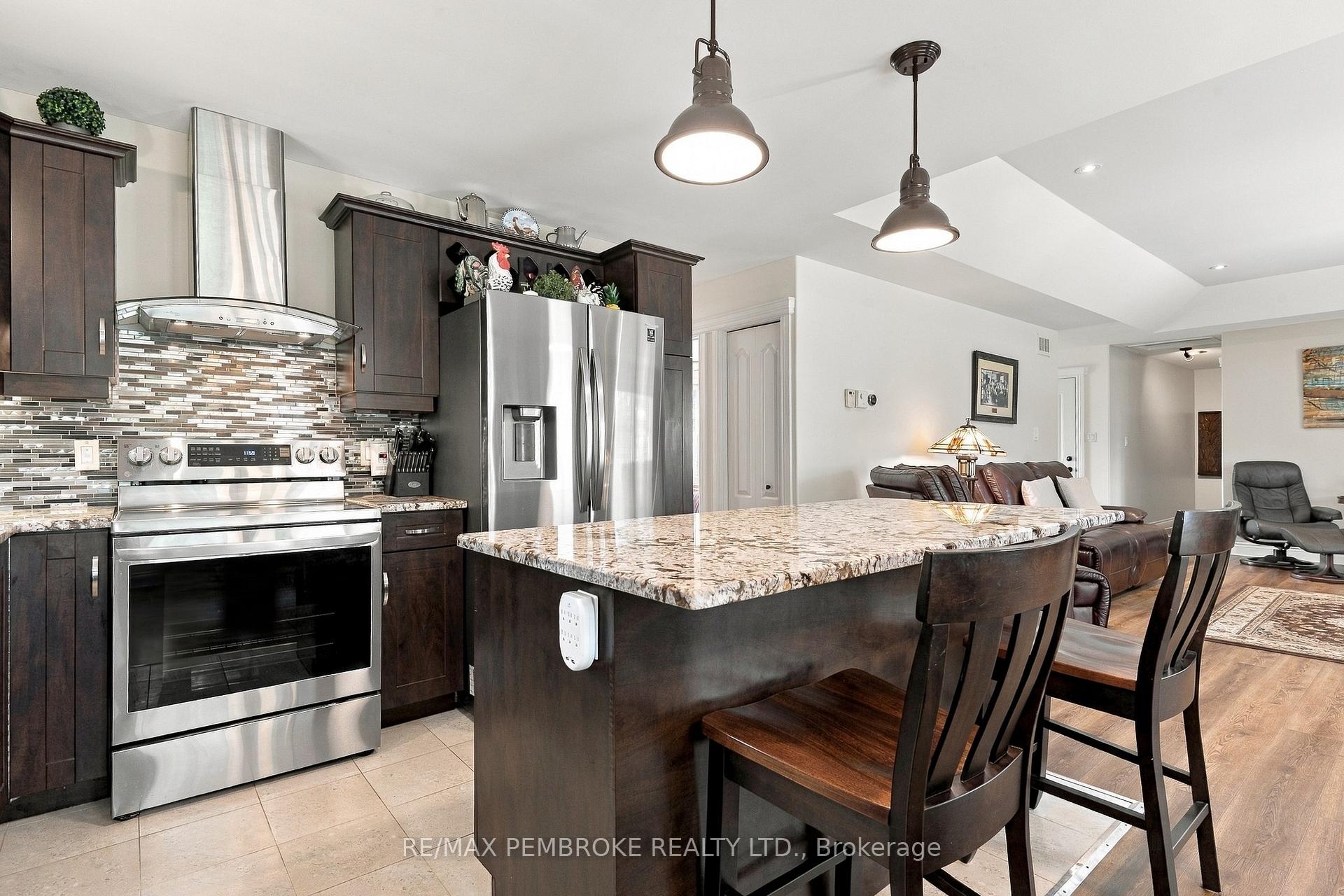 Photo 23 of 221 Oriole Crescent, Petawawa, Petawawa — HOMEH