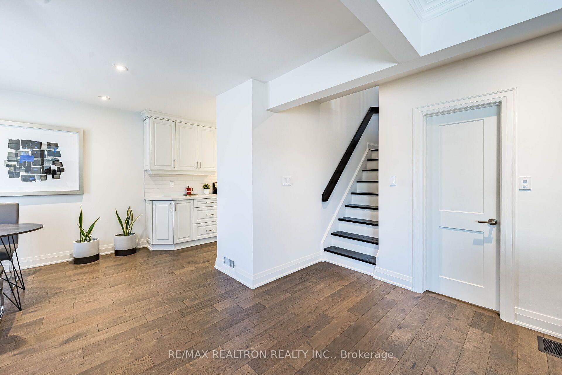 Photo 11 of 9 Ingleside Drive, North York, Downsview-Roding-CFB — HOMEH