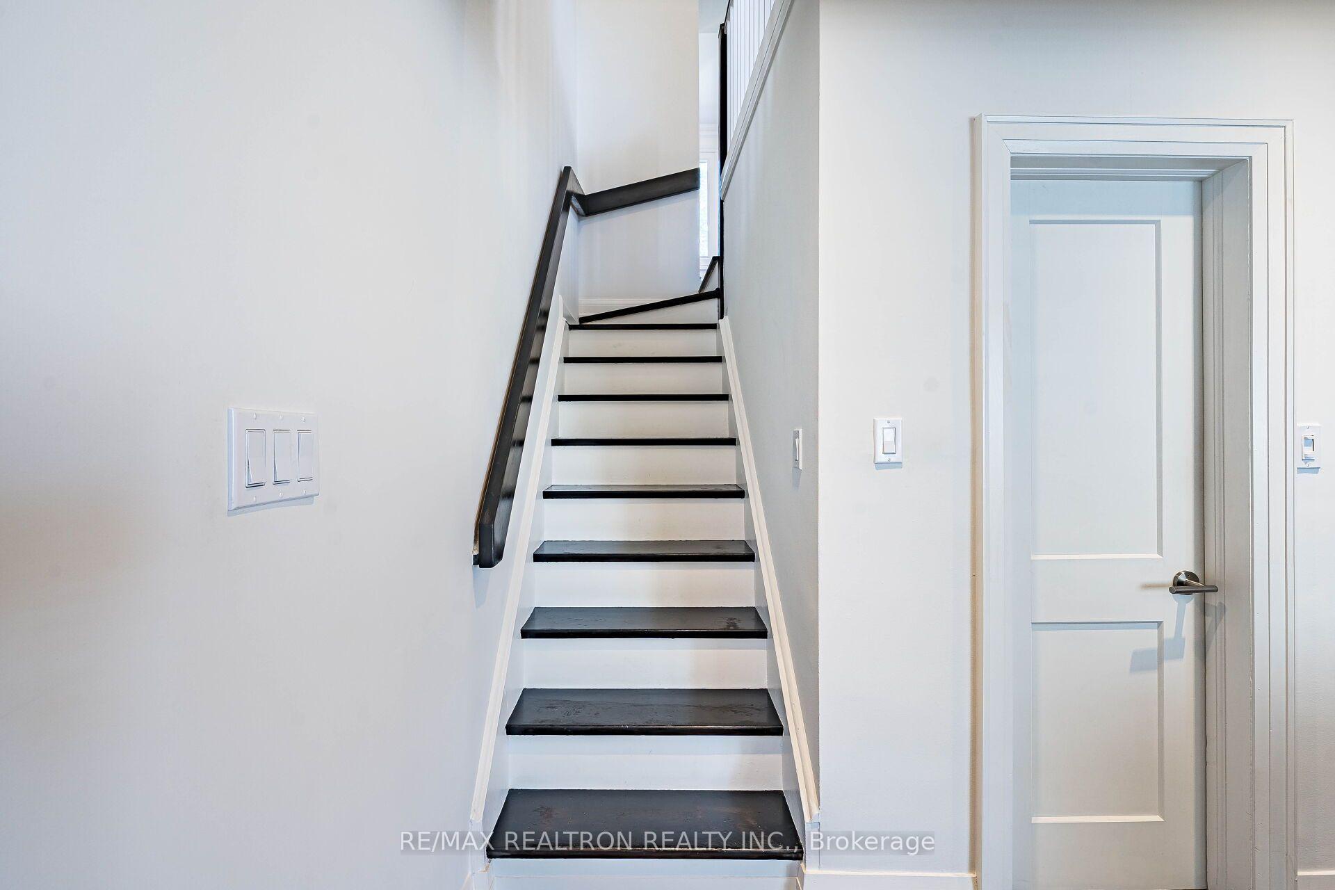 Photo 20 of 9 Ingleside Drive, North York, Downsview-Roding-CFB — HOMEH