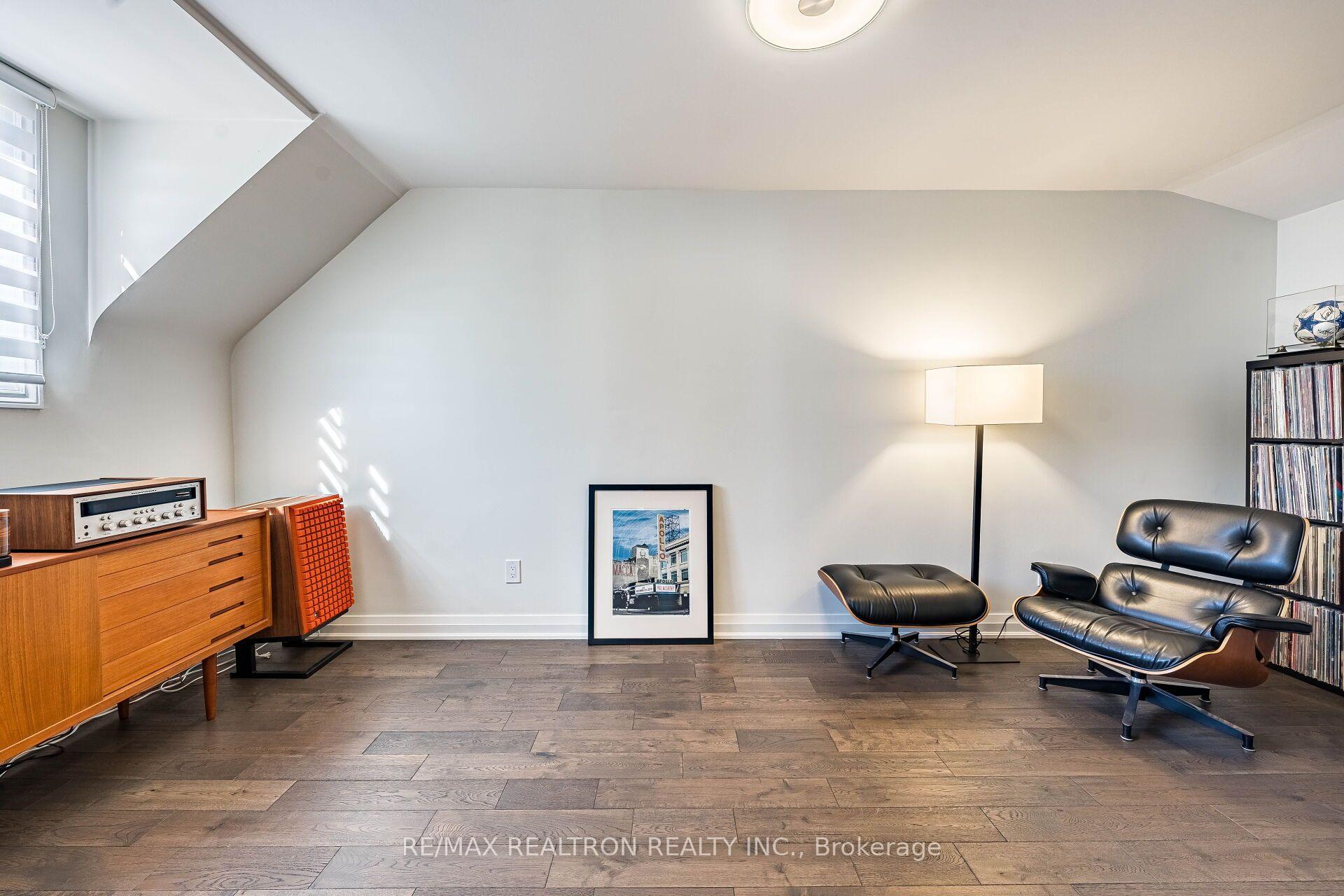 Photo 32 of 9 Ingleside Drive, North York, Downsview-Roding-CFB — HOMEH