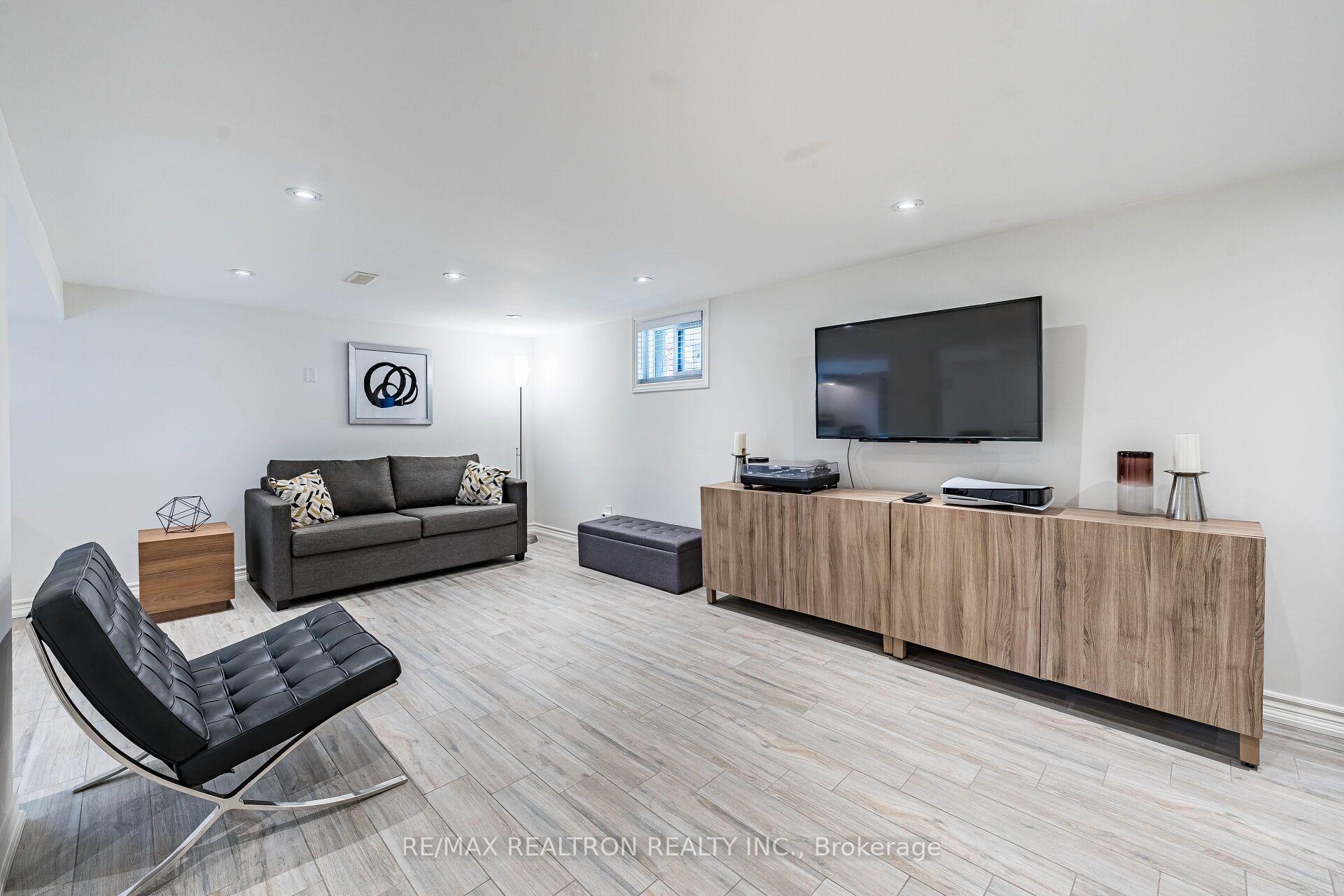 Photo 35 of 9 Ingleside Drive, North York, Downsview-Roding-CFB — HOMEH