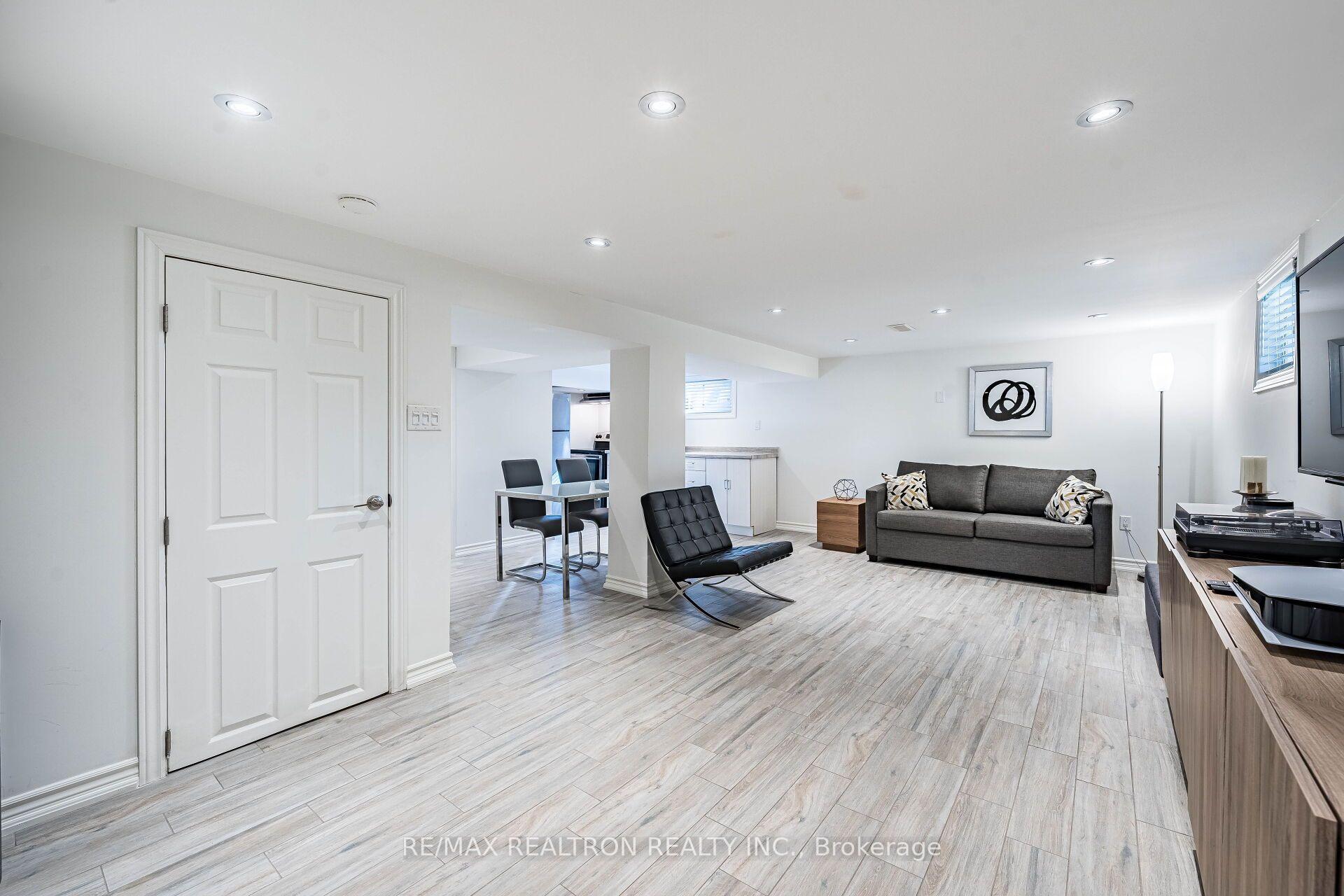 Photo 36 of 9 Ingleside Drive, North York, Downsview-Roding-CFB — HOMEH
