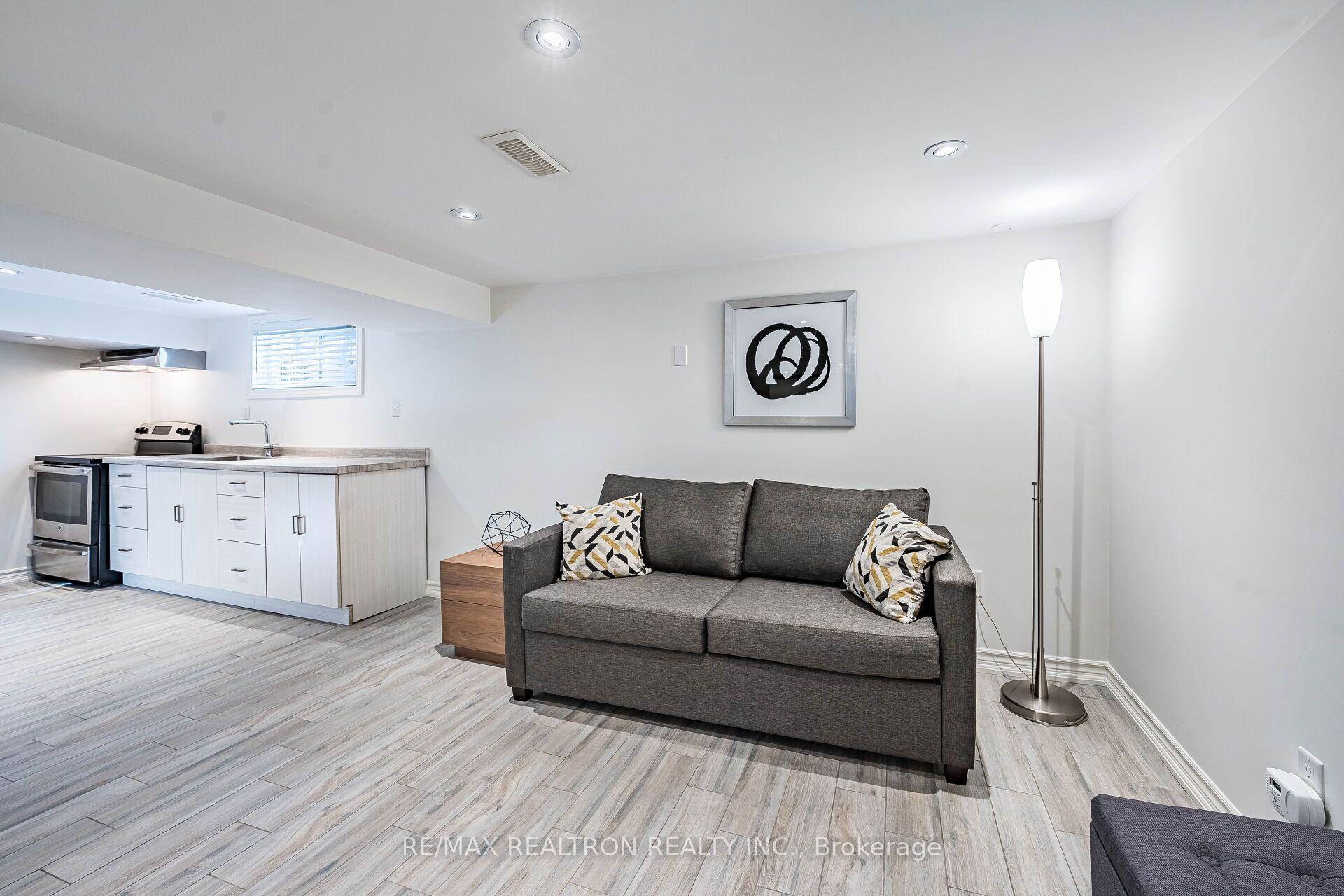 Photo 37 of 9 Ingleside Drive, North York, Downsview-Roding-CFB — HOMEH