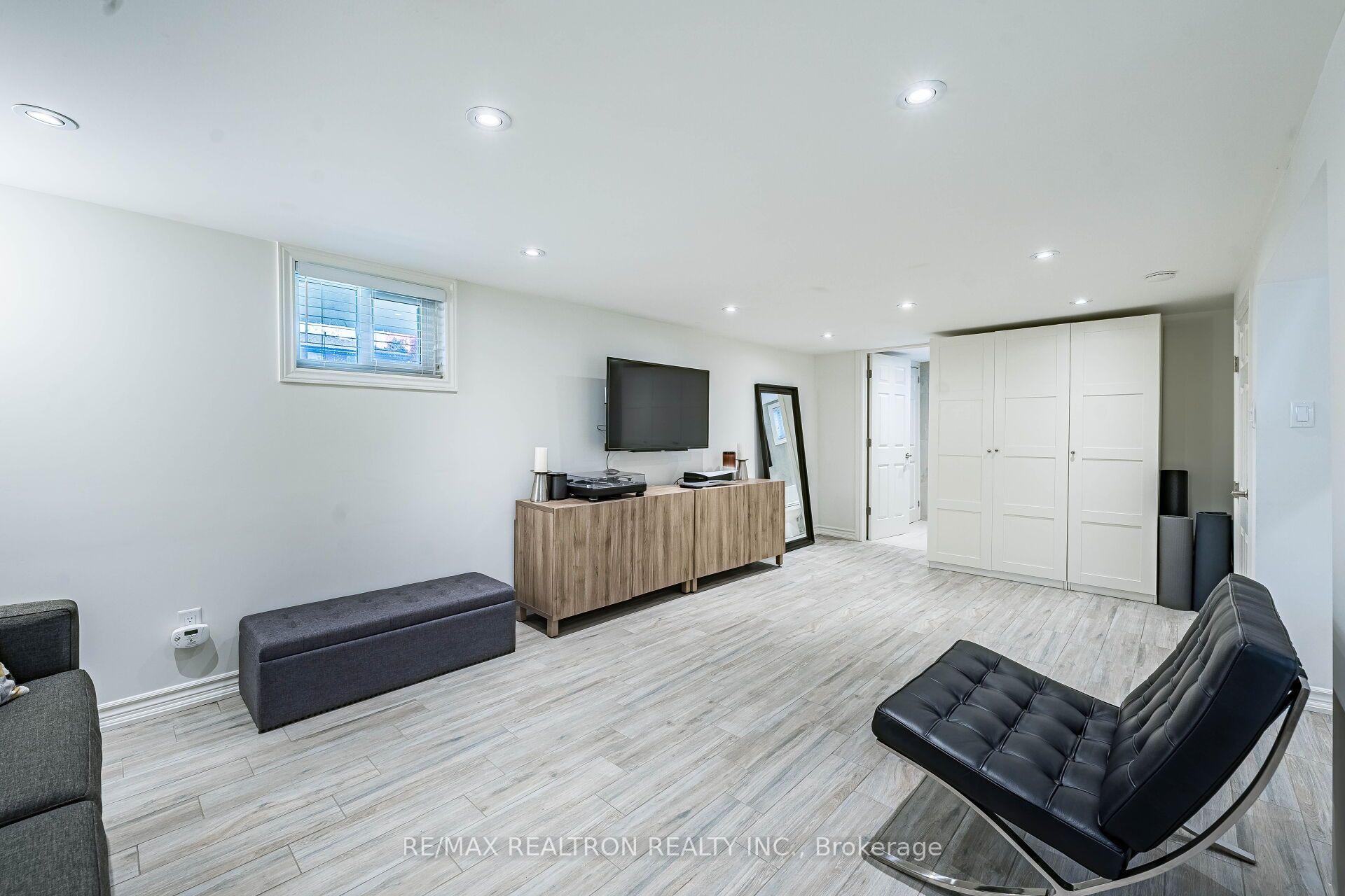 Photo 39 of 9 Ingleside Drive, North York, Downsview-Roding-CFB — HOMEH