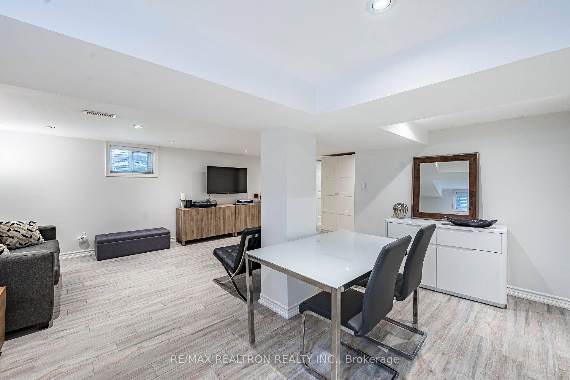 Photo 41 of 9 Ingleside Drive, North York, Downsview-Roding-CFB — HOMEH