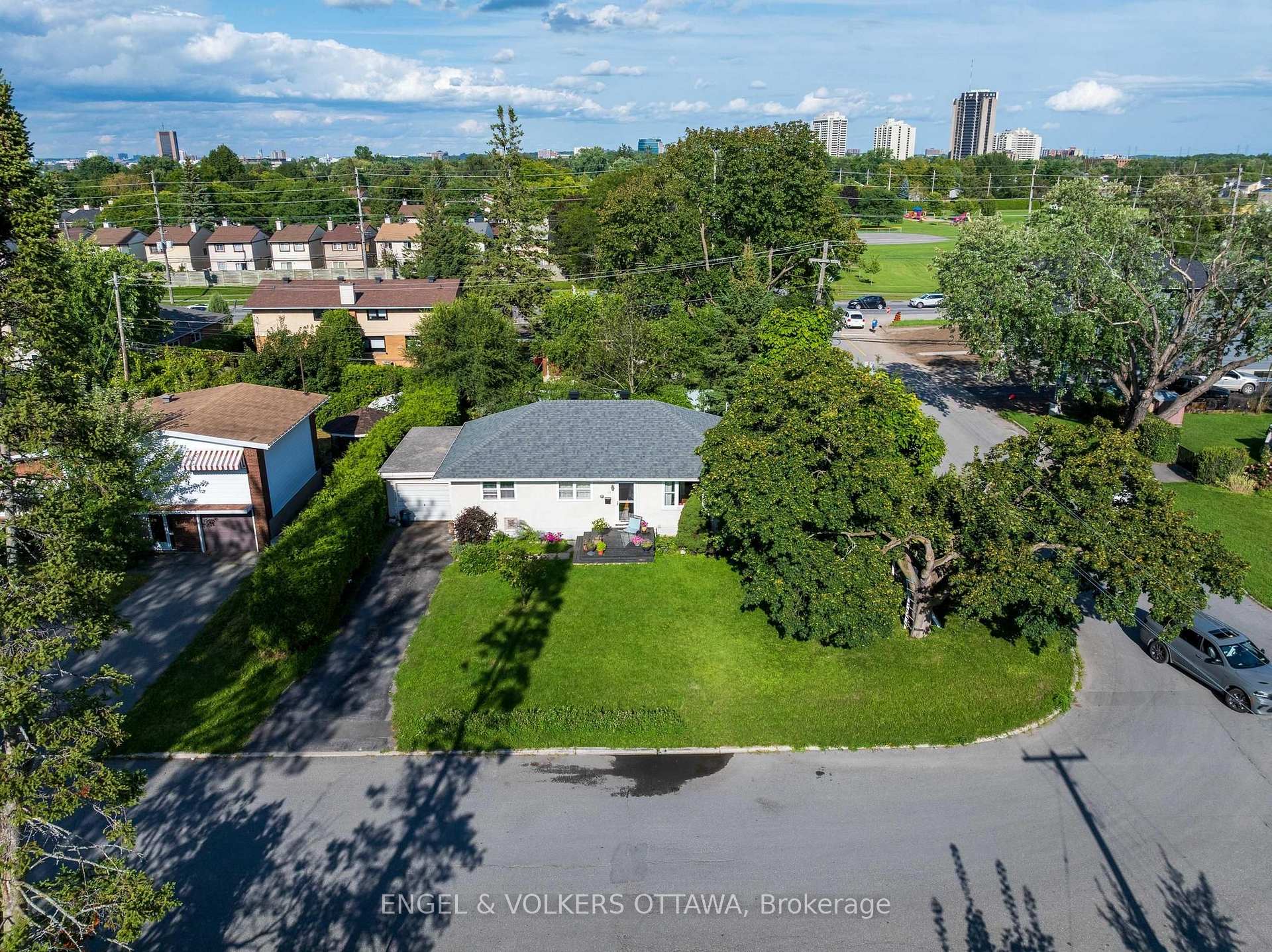 Photo 2 of 11 Hilliard Avenue, Ottawa, City View/Skyline/Fisher Heights/Parkwood Hills — HOMEH