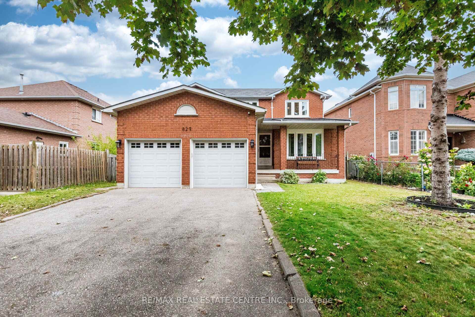 Photo 3 of 829 Stargazer Drive, Mississauga, East Credit — HOMEH
