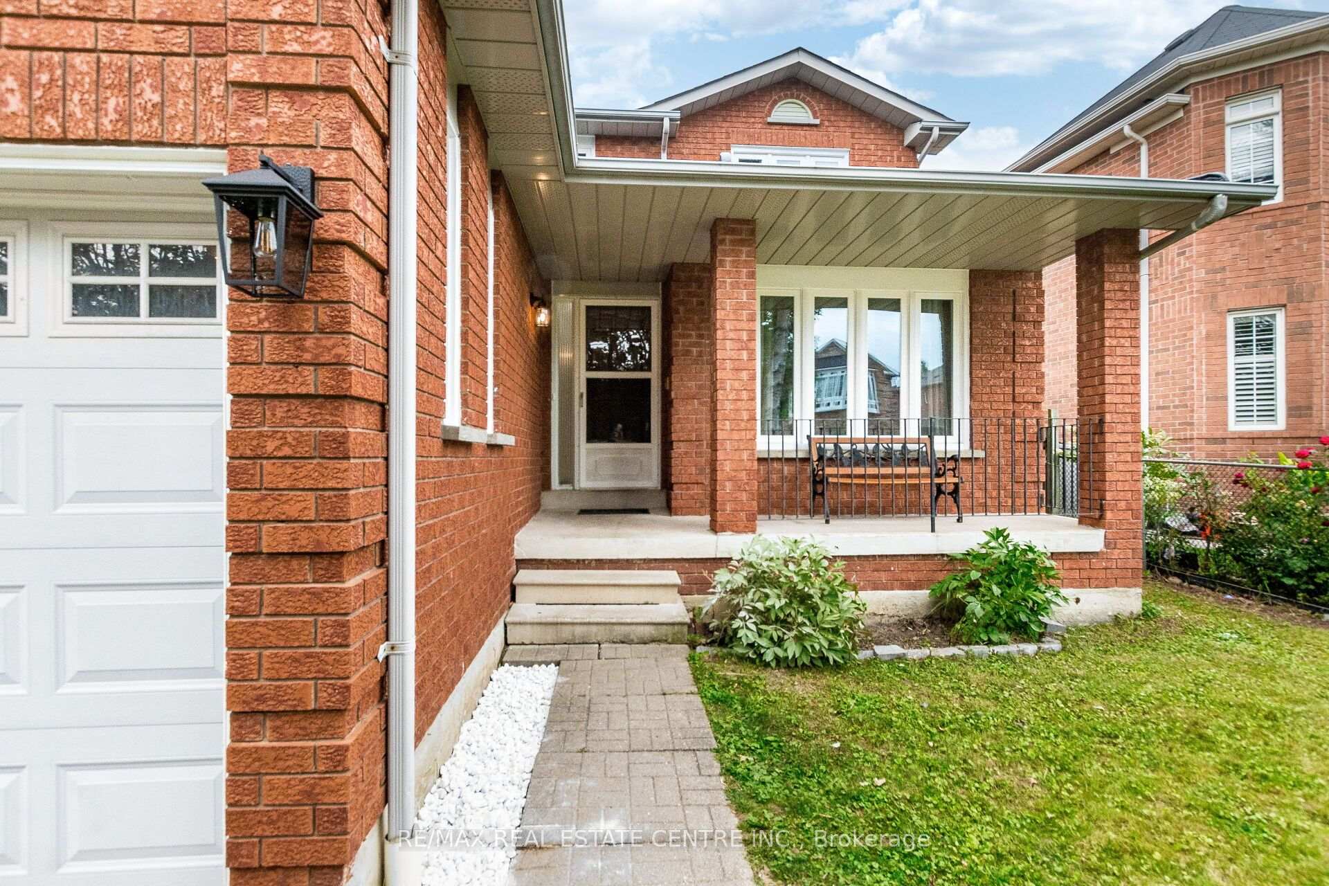 Photo 2 of 829 Stargazer Drive, Mississauga, East Credit — HOMEH