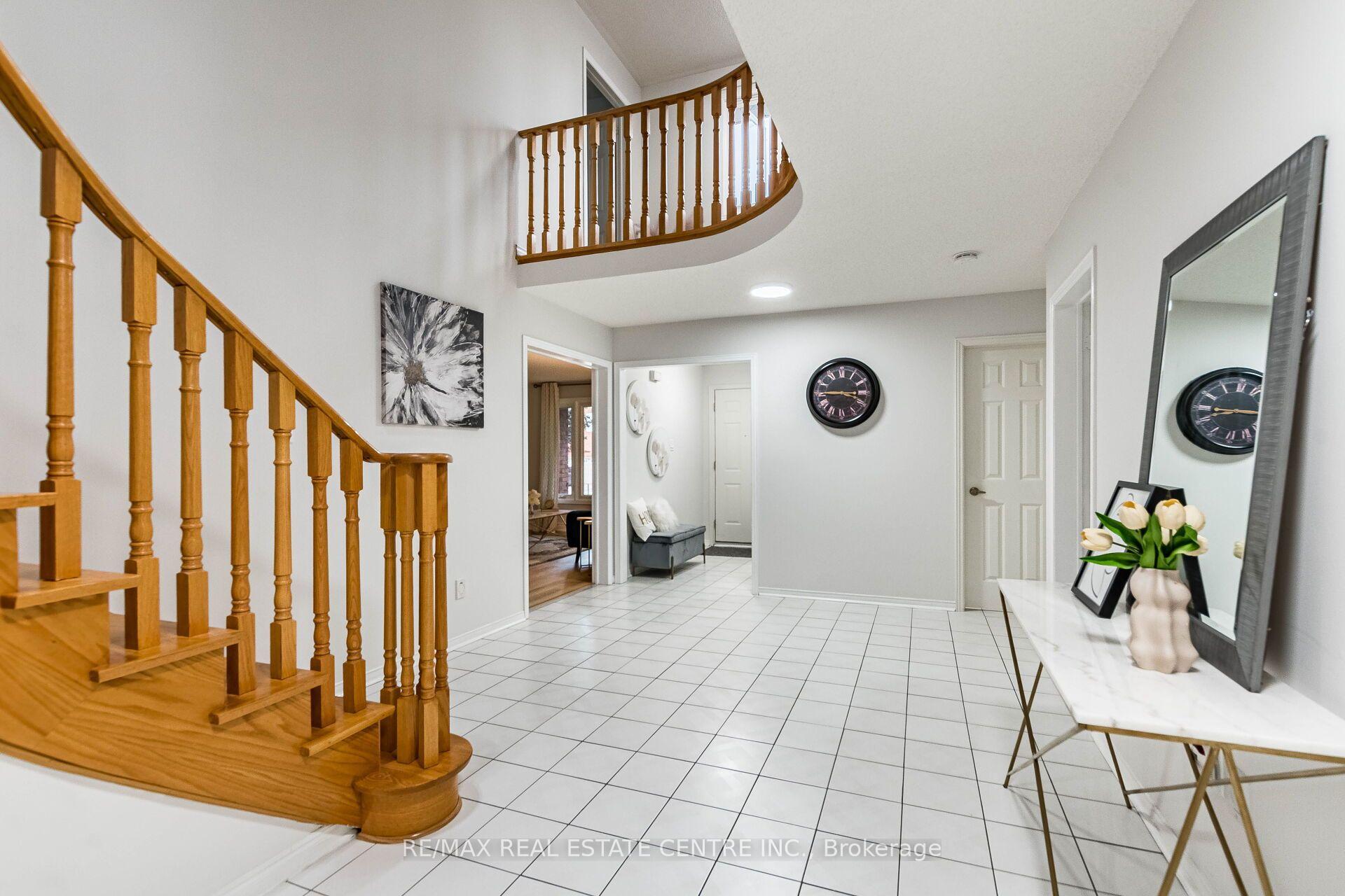 Photo 4 of 829 Stargazer Drive, Mississauga, East Credit — HOMEH