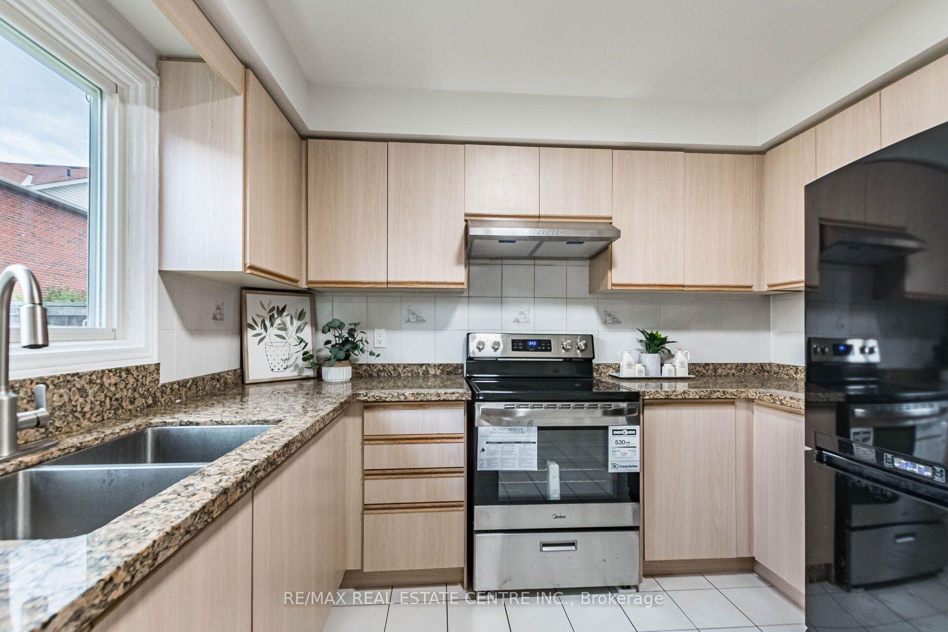 Photo 15 of 829 Stargazer Drive, Mississauga, East Credit — HOMEH