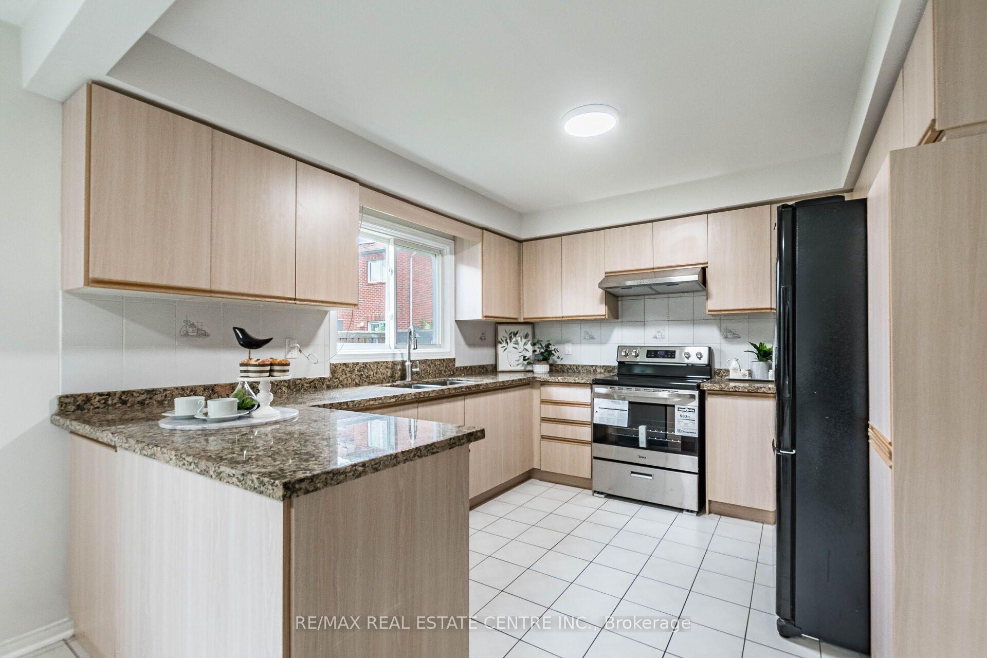 Photo 16 of 829 Stargazer Drive, Mississauga, East Credit — HOMEH