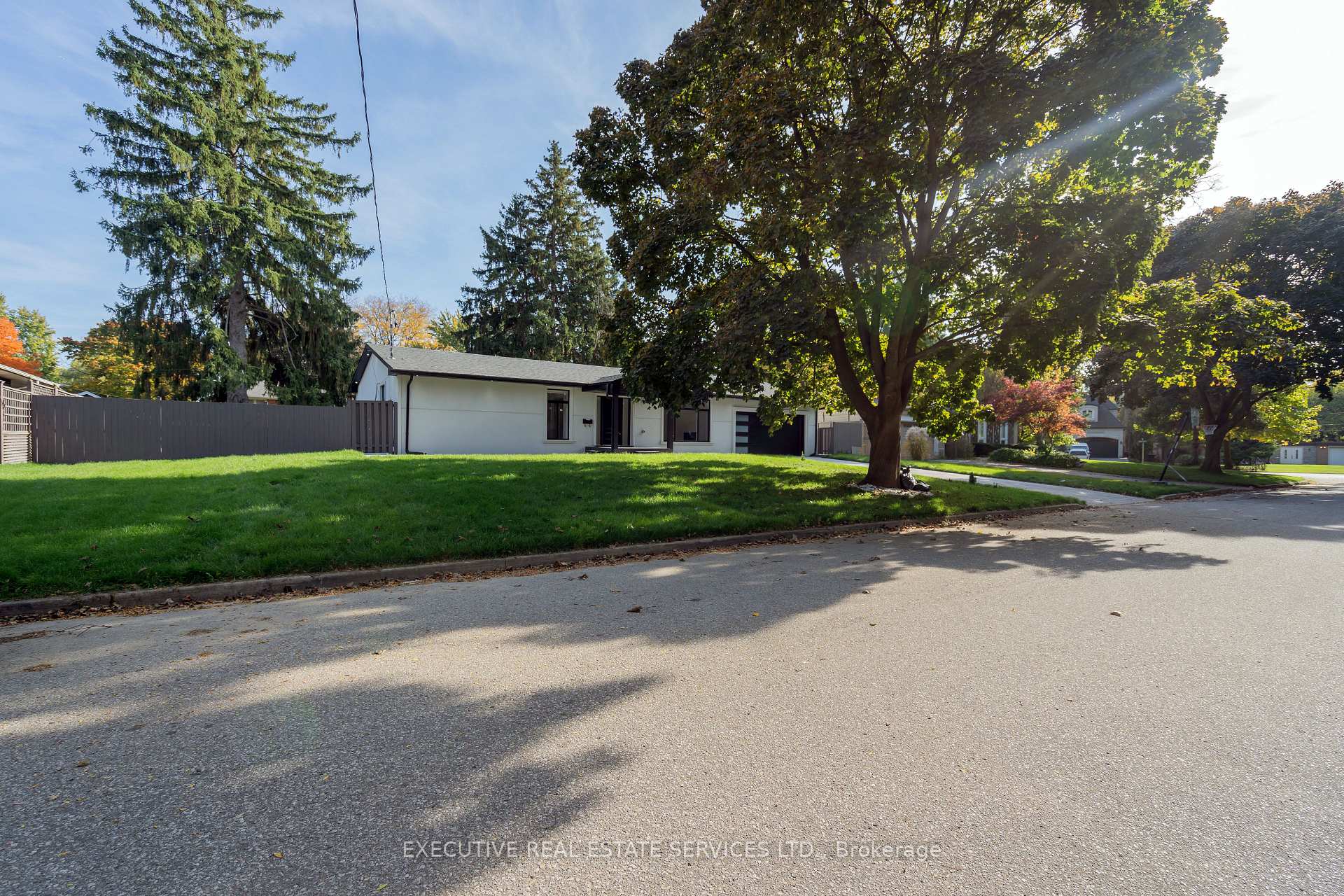 Photo 3 of 646 Sequin Crescent, Mississauga, Lorne Park — HOMEH