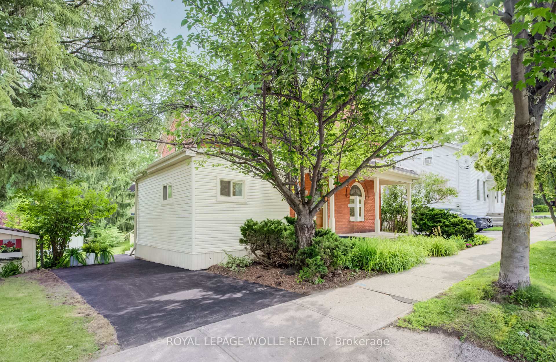 Photo 4 of 25 Central Street, Waterloo, Beechwood/University — HOMEH
