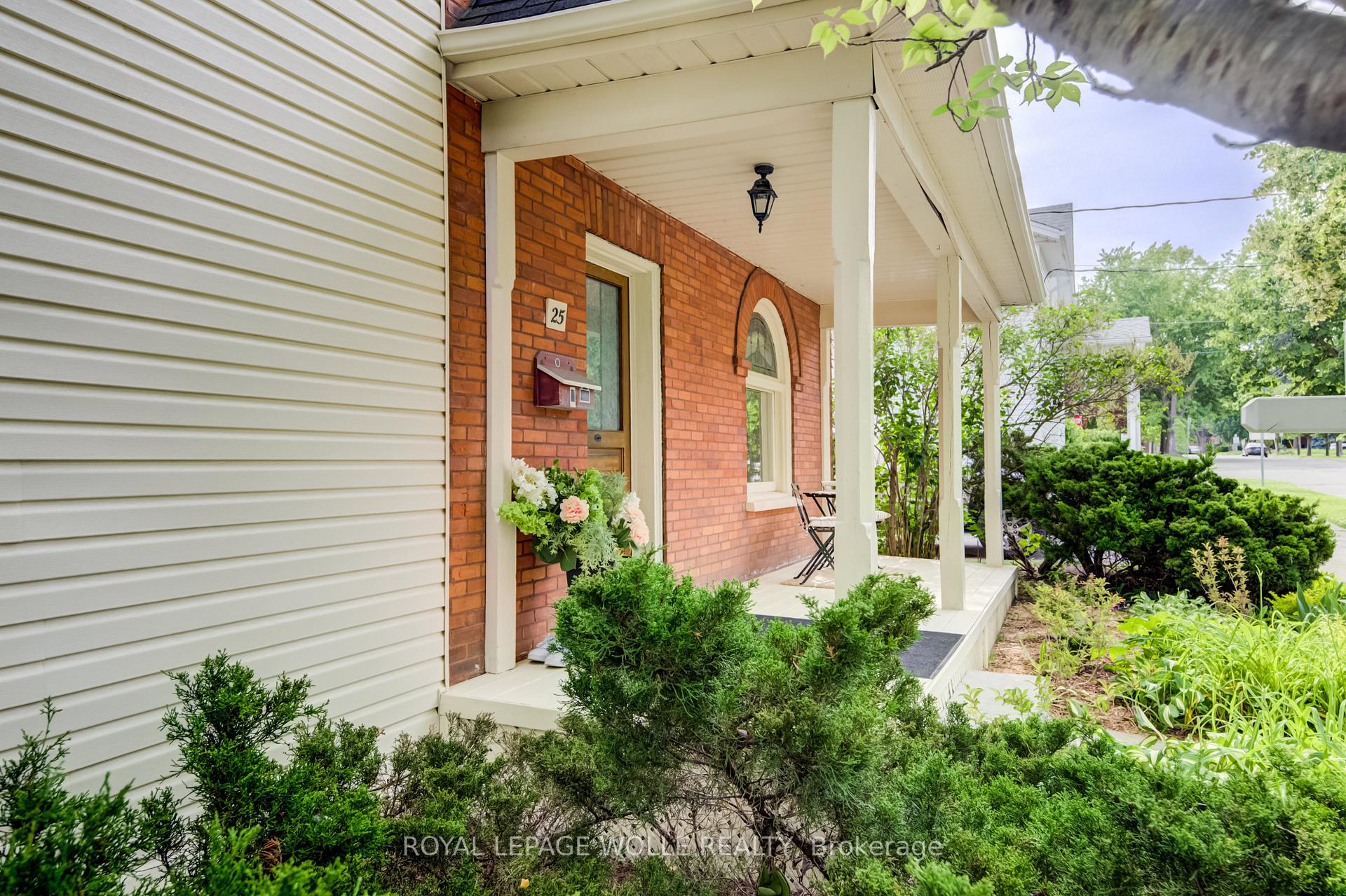 Photo 5 of 25 Central Street, Waterloo, Beechwood/University — HOMEH