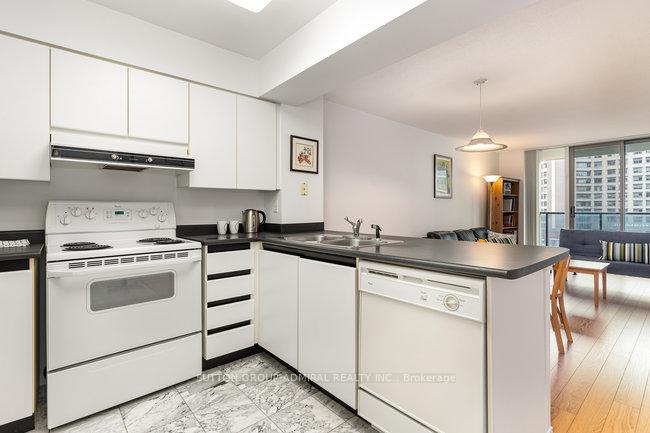 Photo 7 of Unit 1108, 750 Bay Street, Toronto, Bay Street Corridor — HOMEH