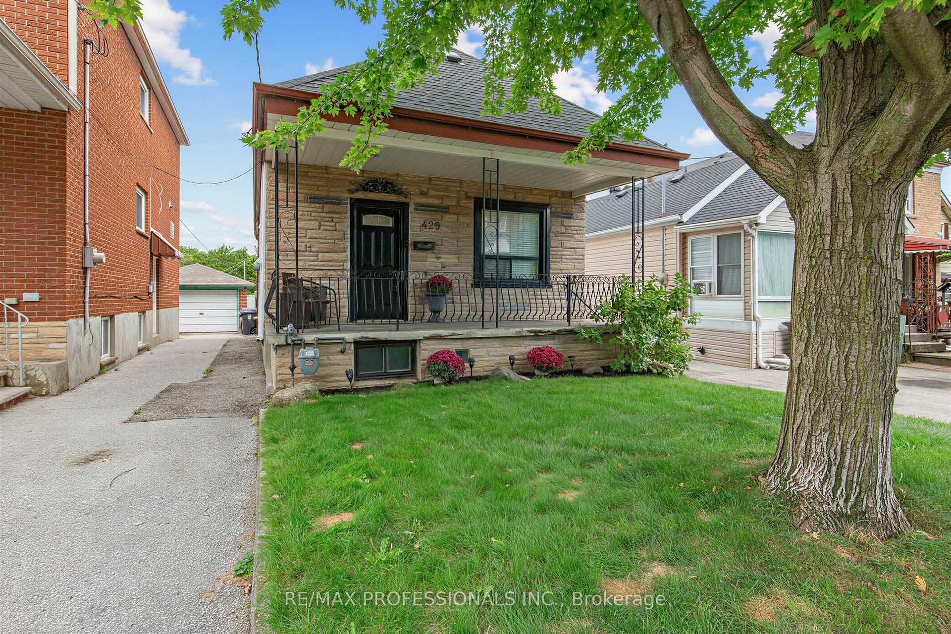 Photo 2 of 429 Gilbert Avenue, Toronto, Caledonia-Fairbank — HOMEH