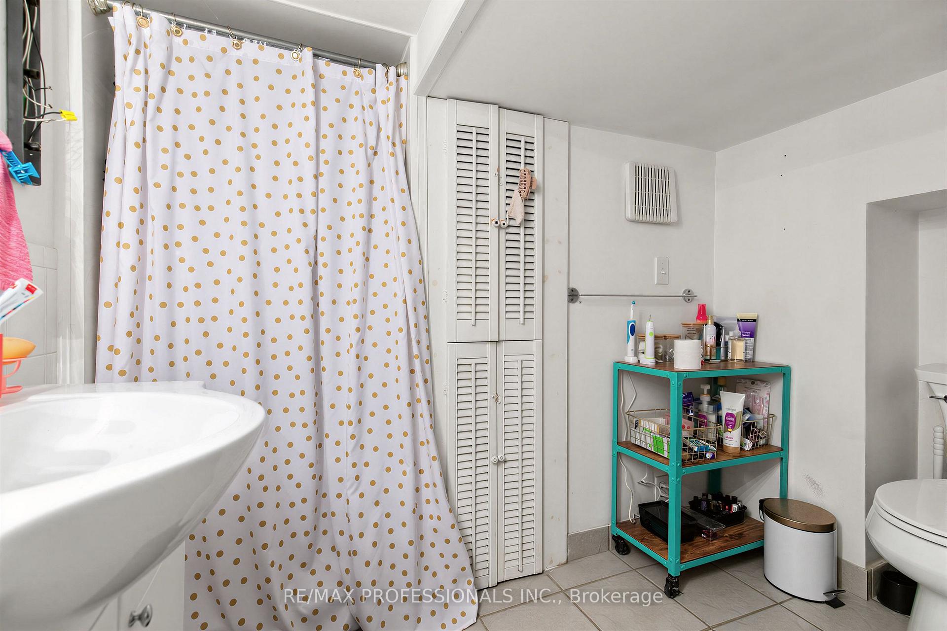 Photo 23 of 429 Gilbert Avenue, Toronto, Caledonia-Fairbank — HOMEH