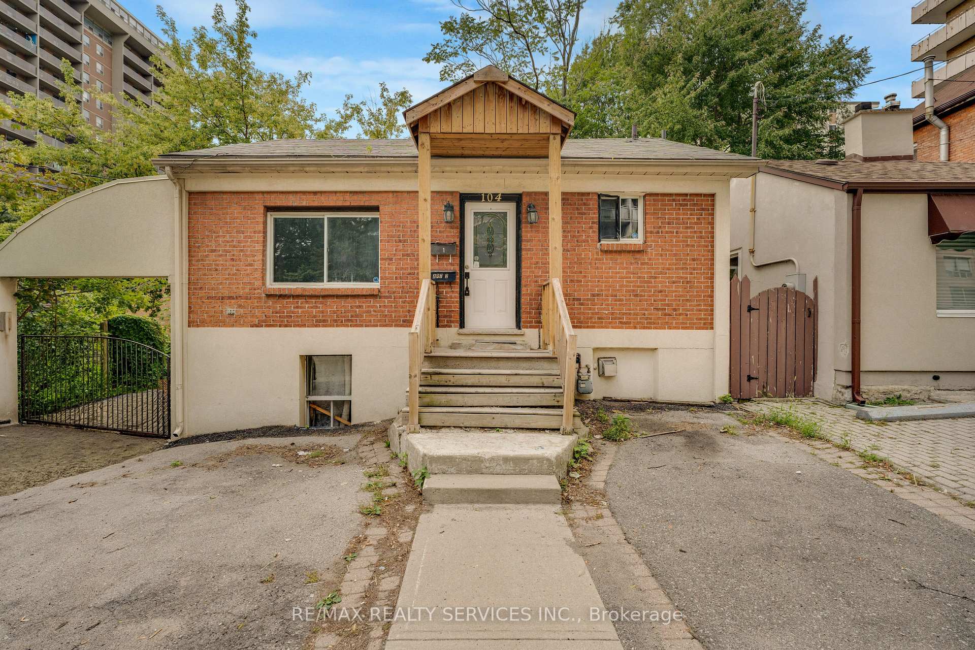 Photo of 104 Hess Street S