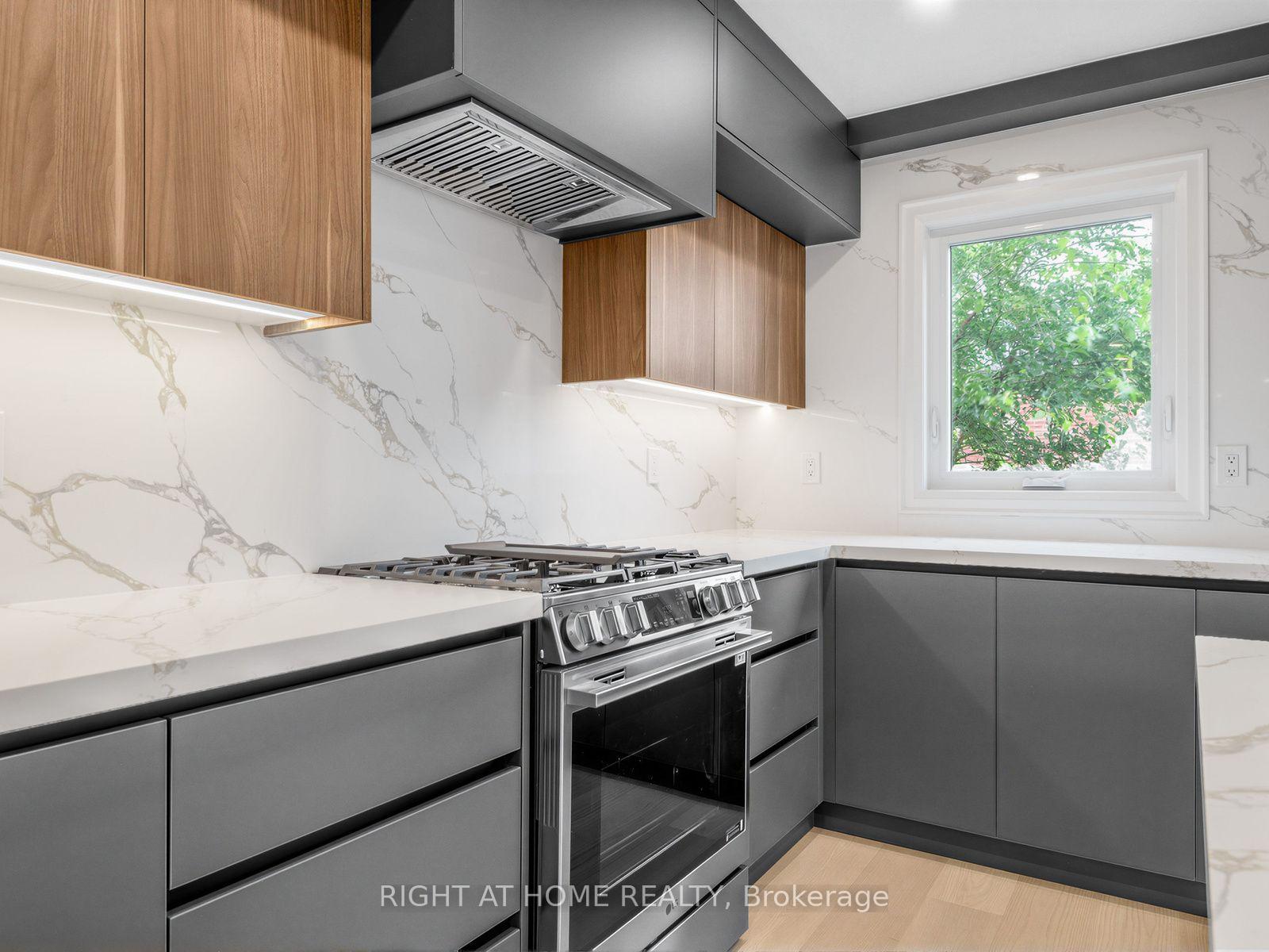 Photo 10 of 75 Borealis Avenue, Aurora, Bayview Northeast — HOMEH