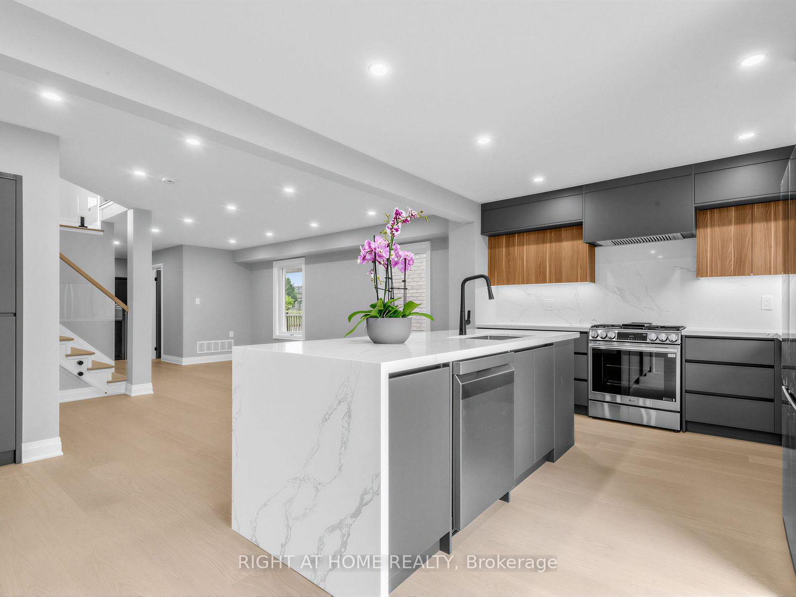 Photo 12 of 75 Borealis Avenue, Aurora, Bayview Northeast — HOMEH