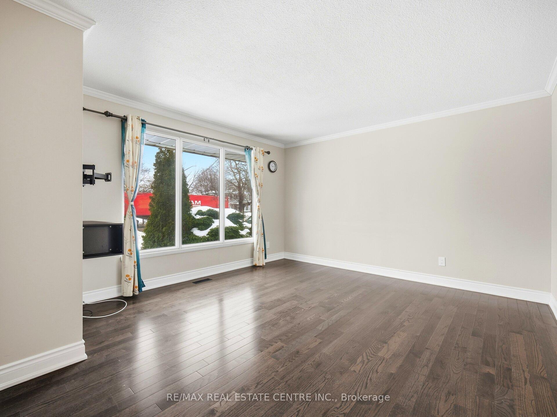 Photo 10 of Unit Upper Level, 112 Mountainview Road S, Halton Hills, Georgetown — HOMEH