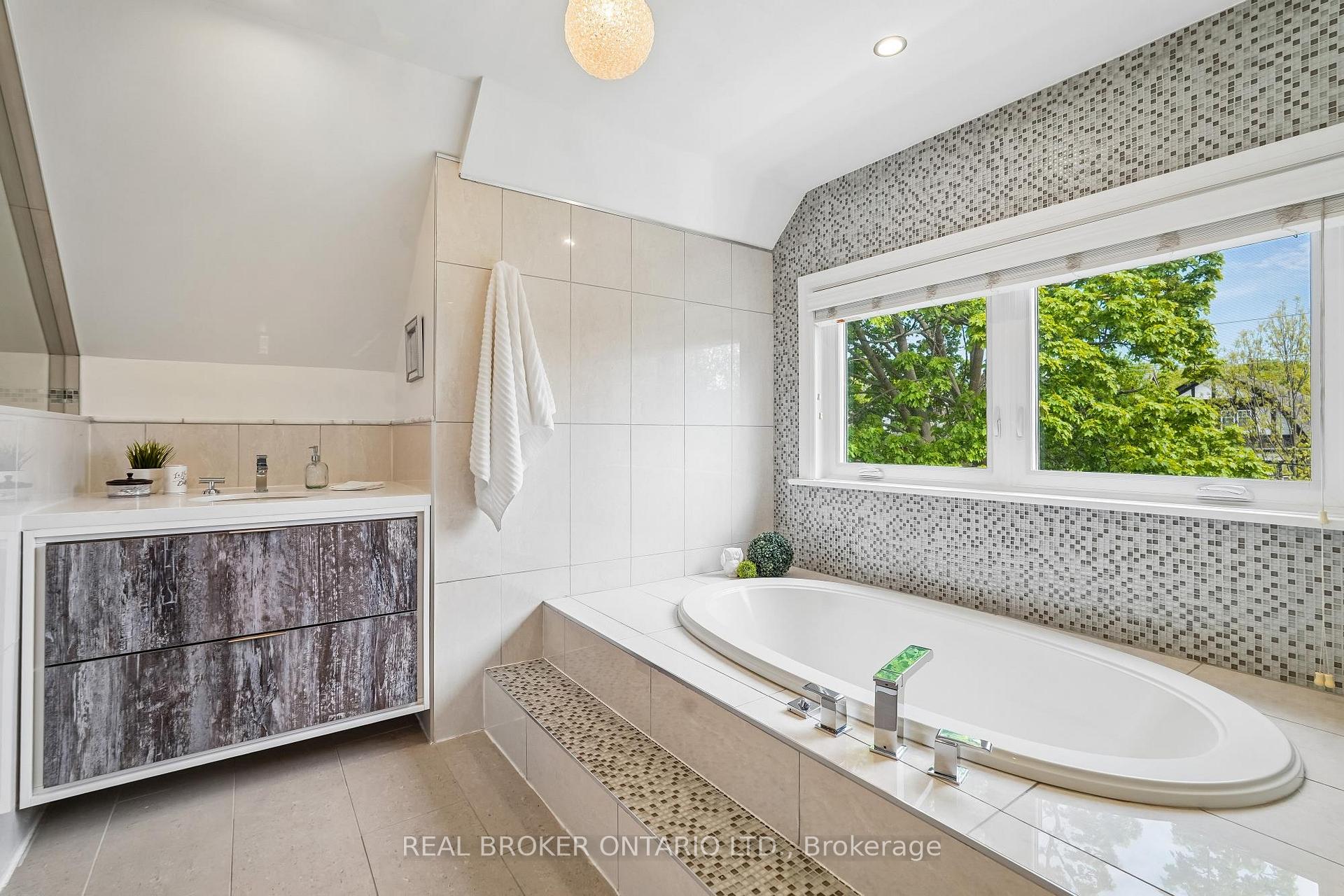 Photo 17 of 20 Brookmount Road, Toronto, The Beaches — HOMEH