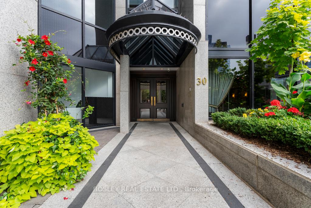 Photo 3 of Unit 403, 30 Wellington Street E, Toronto, Church-Yonge Corridor — HOMEH