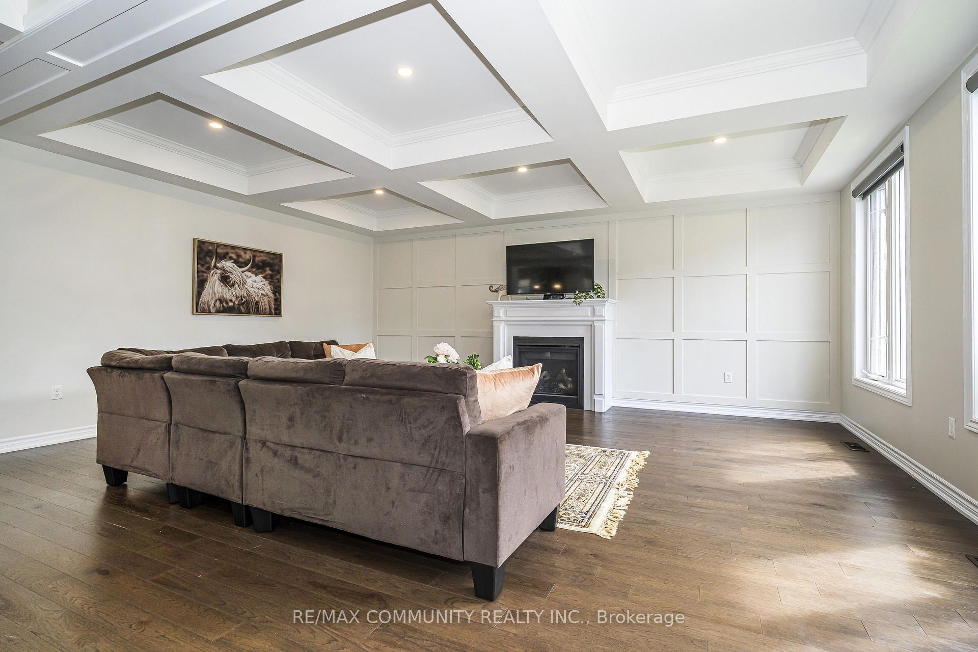 Photo 4 of 23 Holyrod Drive, Clarington, Courtice — HOMEH