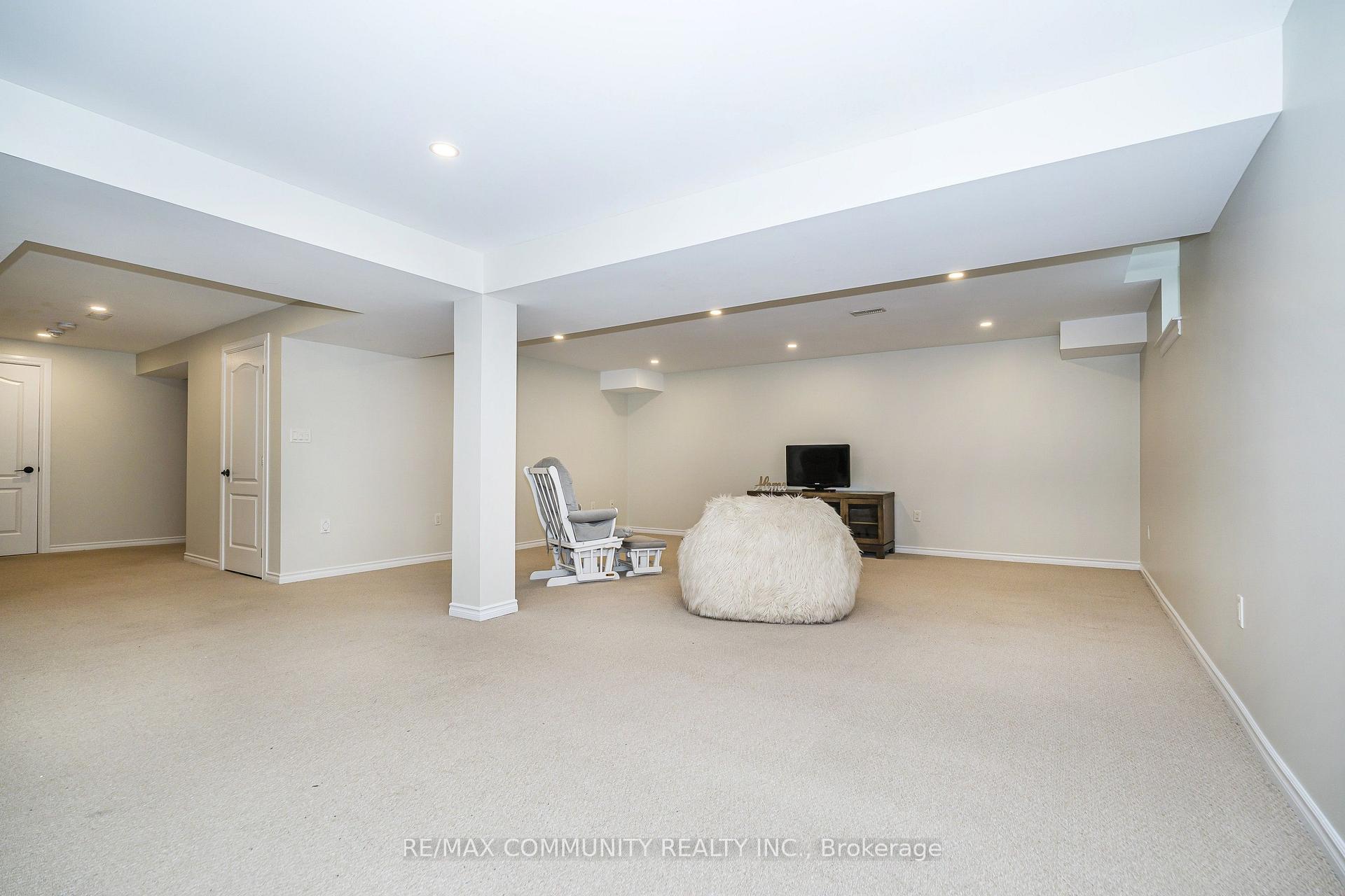Photo 11 of 23 Holyrod Drive, Clarington, Courtice — HOMEH