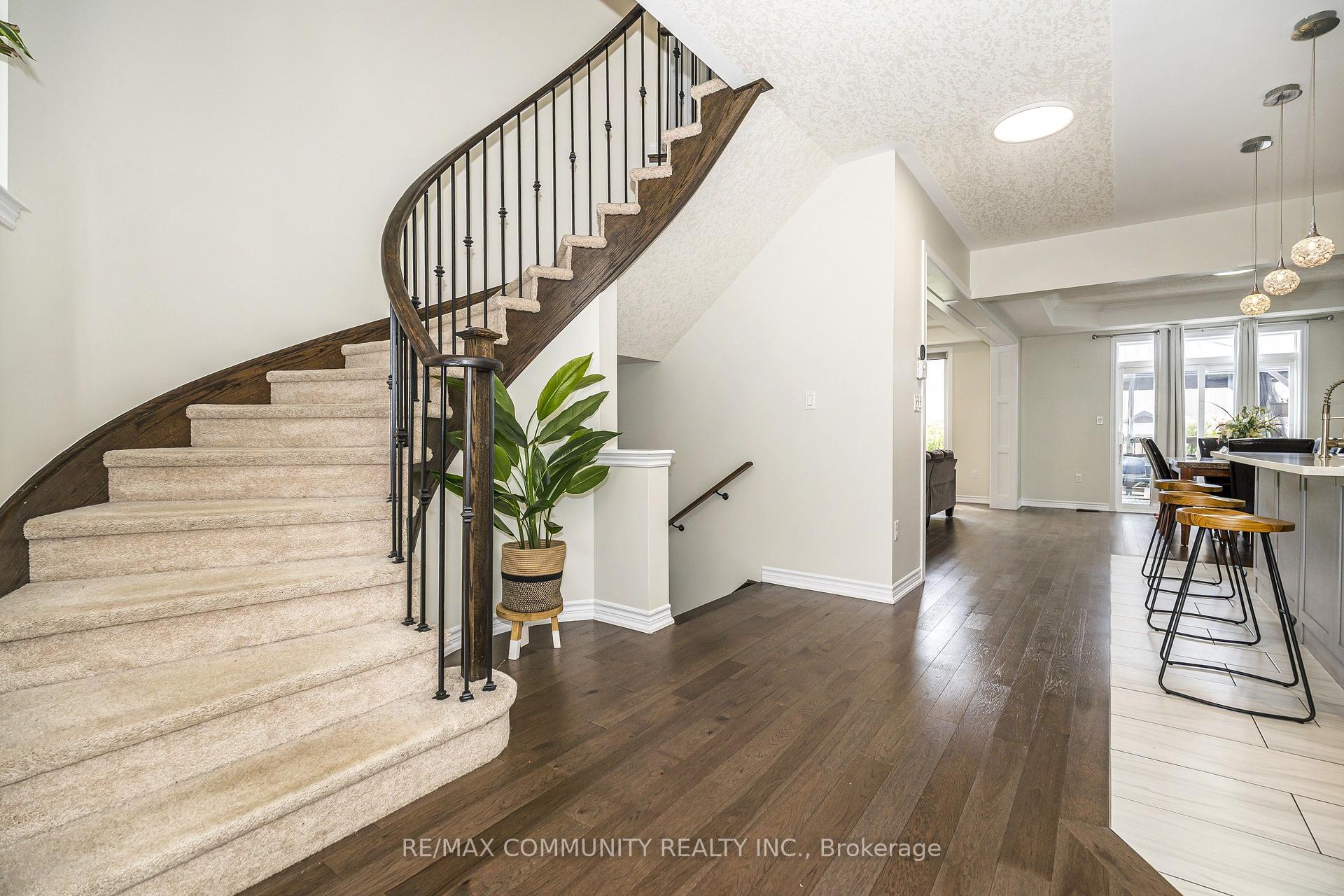 Photo 17 of 23 Holyrod Drive, Clarington, Courtice — HOMEH