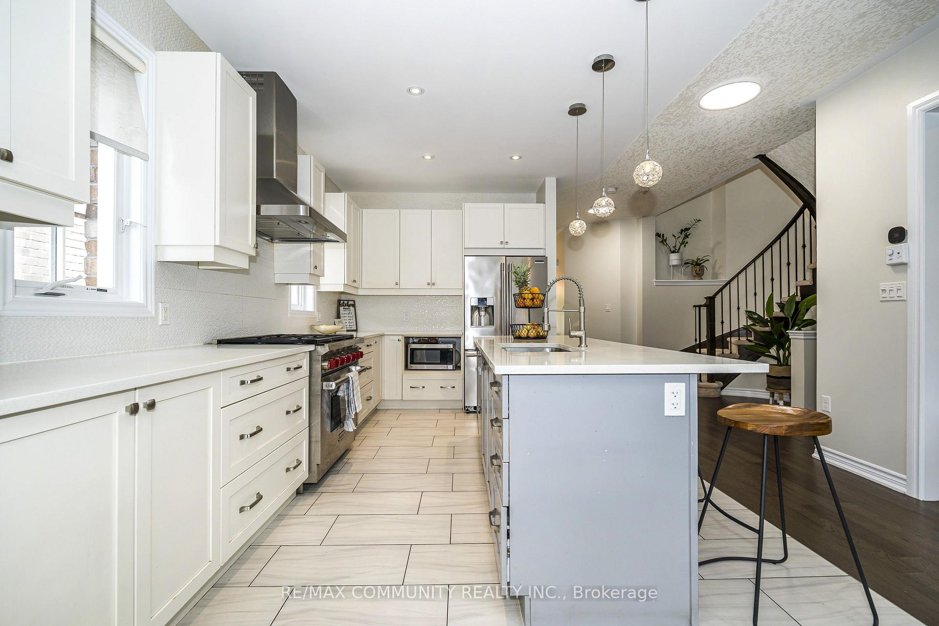 Photo 19 of 23 Holyrod Drive, Clarington, Courtice — HOMEH