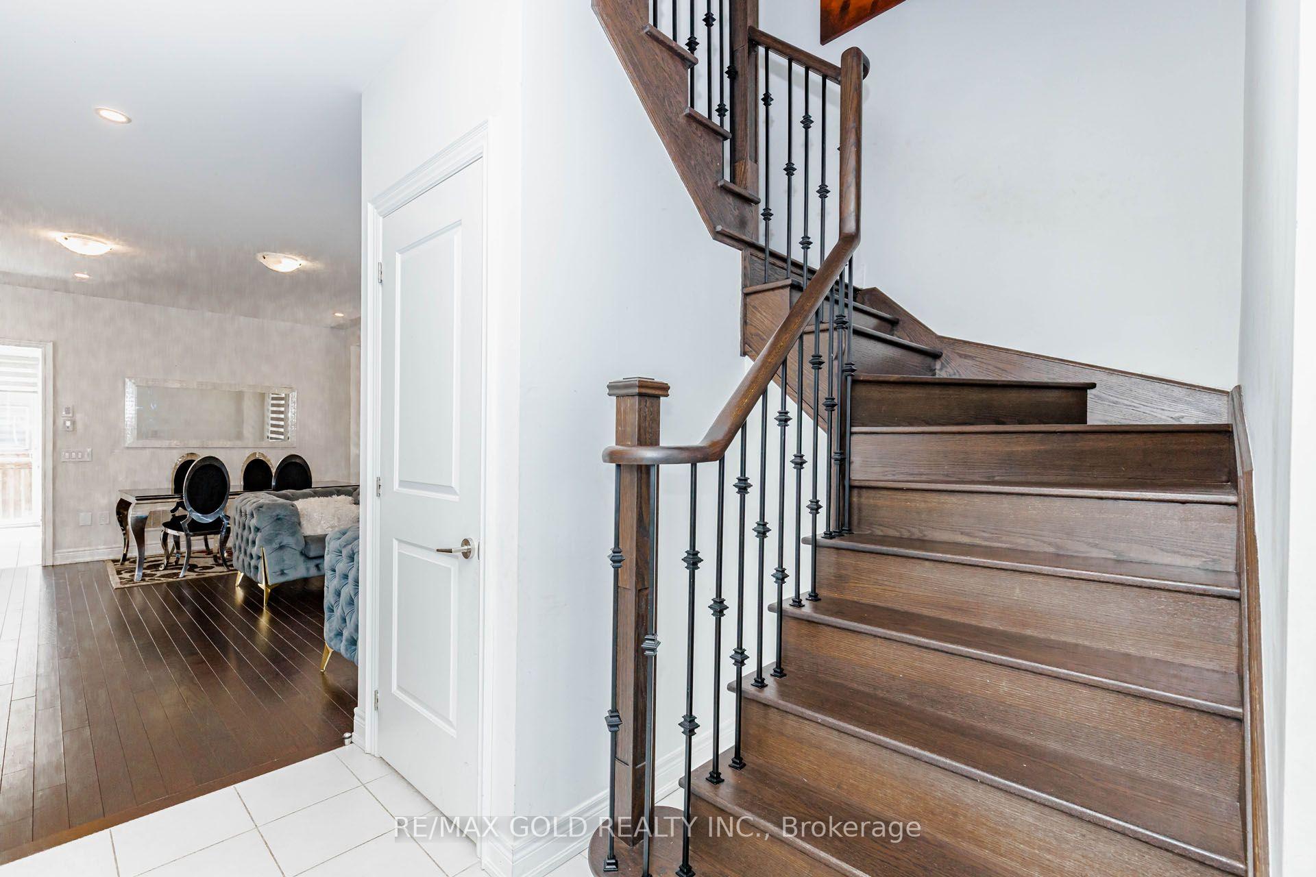 Photo 5 of 33 Tiger Crescent, Brampton, Sandringham-Wellington North — HOMEH