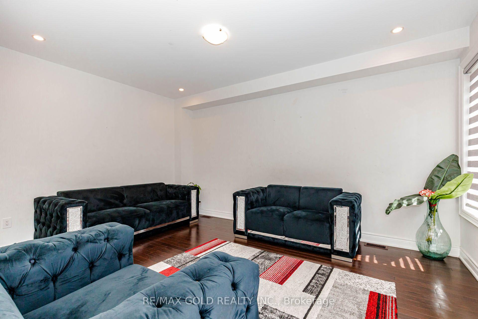Photo 10 of 33 Tiger Crescent, Brampton, Sandringham-Wellington North — HOMEH