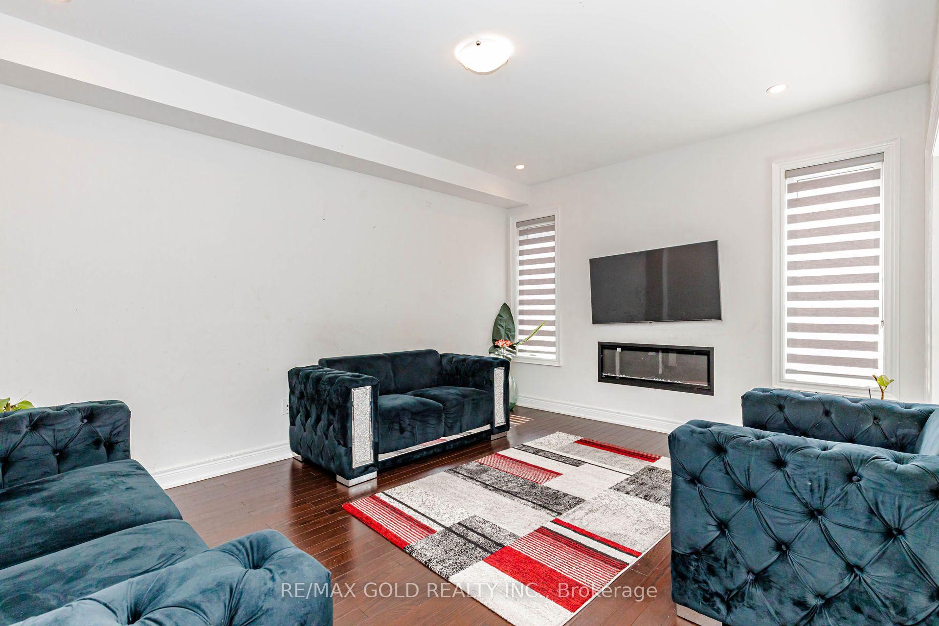 Photo 11 of 33 Tiger Crescent, Brampton, Sandringham-Wellington North — HOMEH