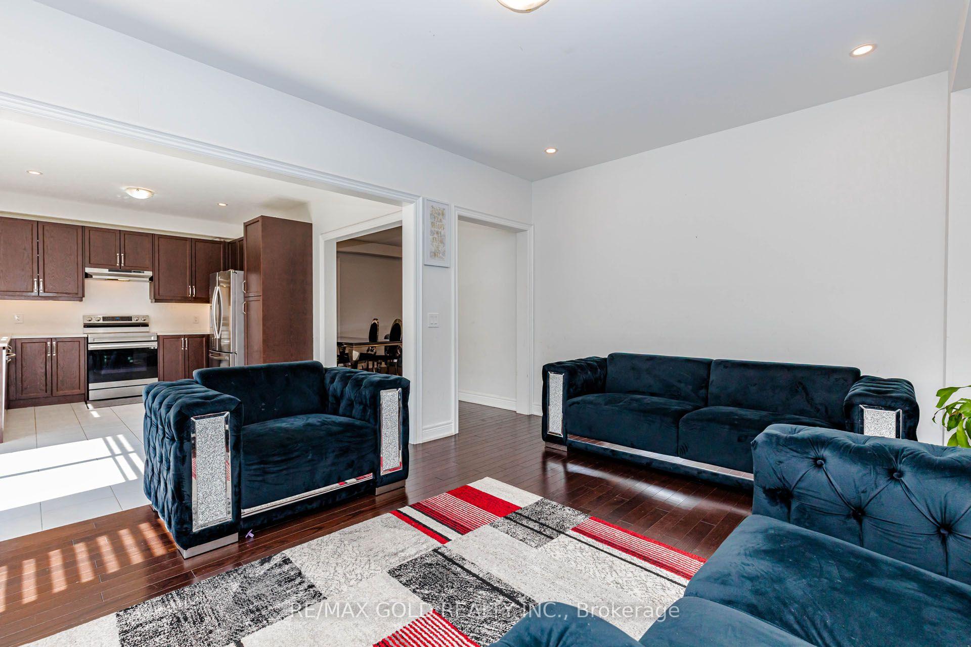 Photo 12 of 33 Tiger Crescent, Brampton, Sandringham-Wellington North — HOMEH