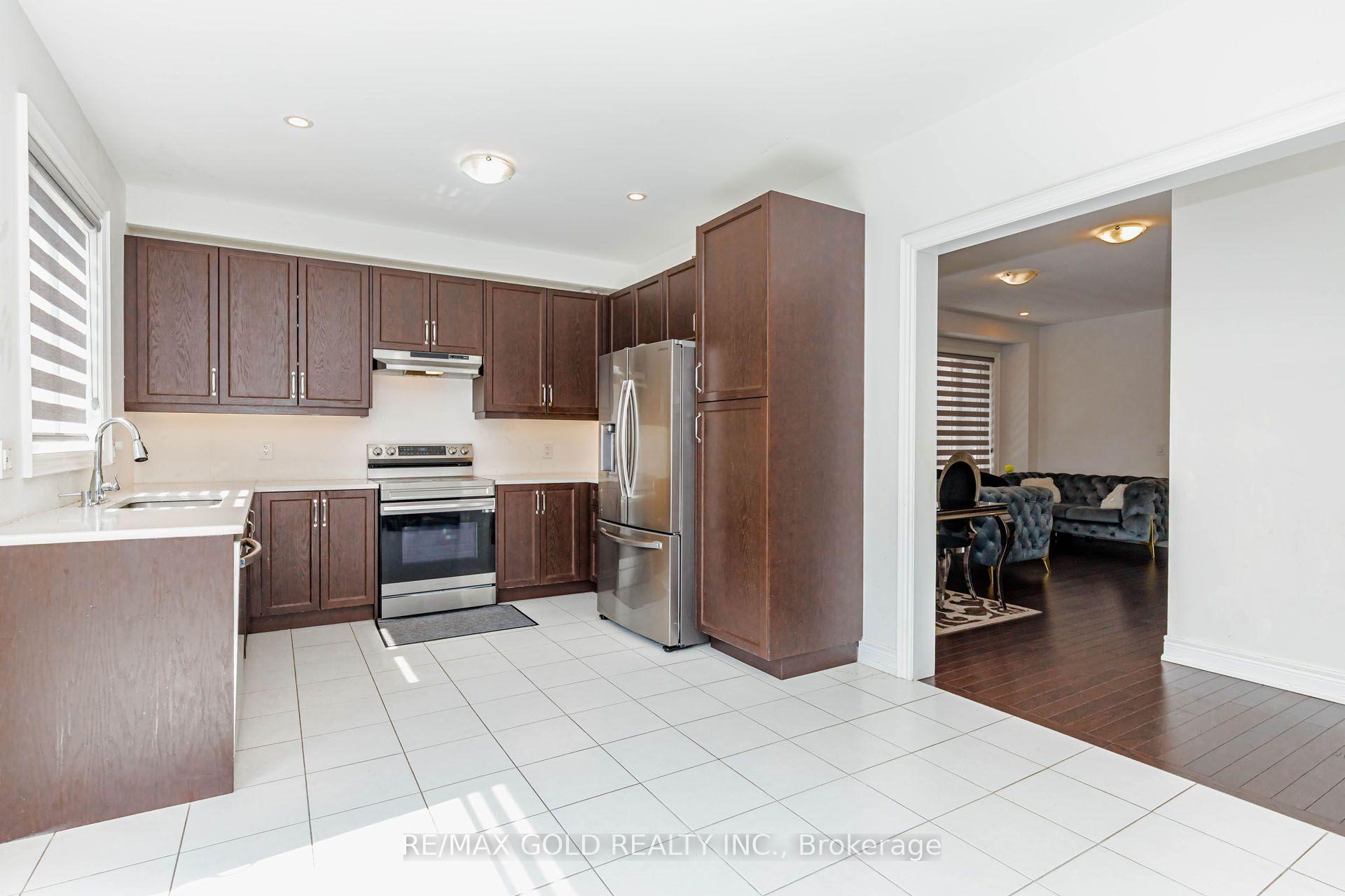 Photo 13 of 33 Tiger Crescent, Brampton, Sandringham-Wellington North — HOMEH