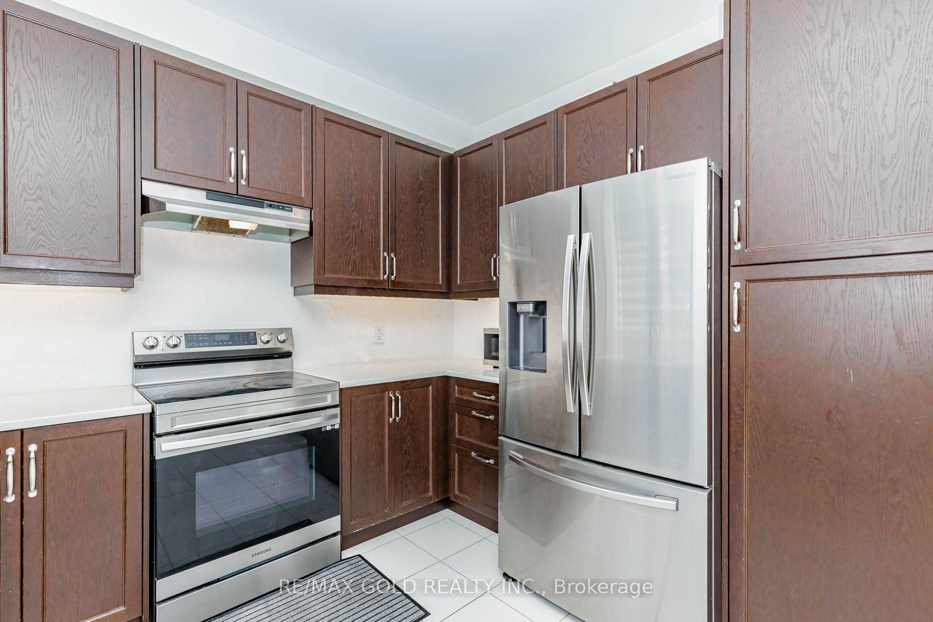 Photo 17 of 33 Tiger Crescent, Brampton, Sandringham-Wellington North — HOMEH