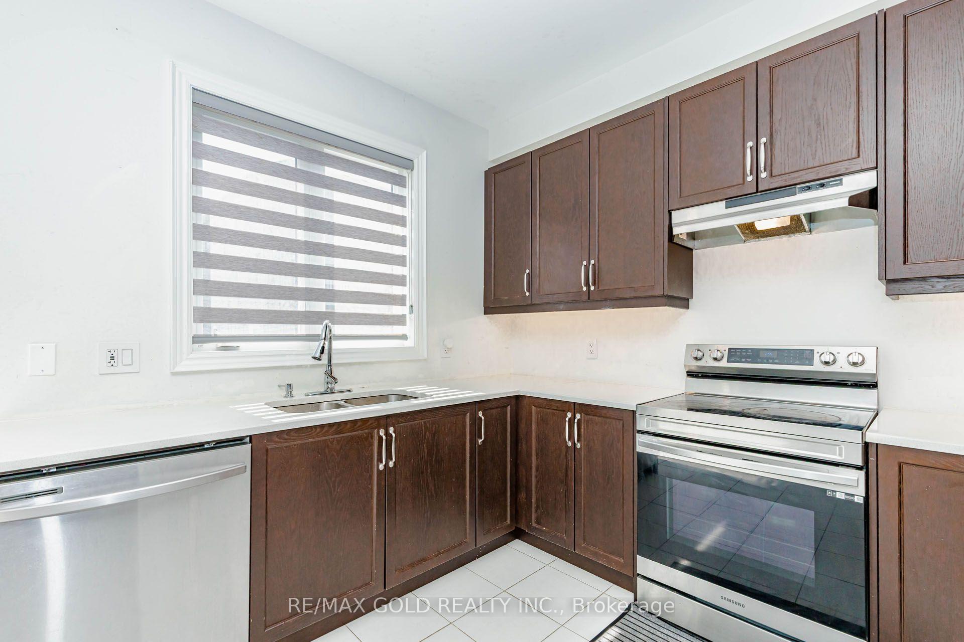 Photo 18 of 33 Tiger Crescent, Brampton, Sandringham-Wellington North — HOMEH