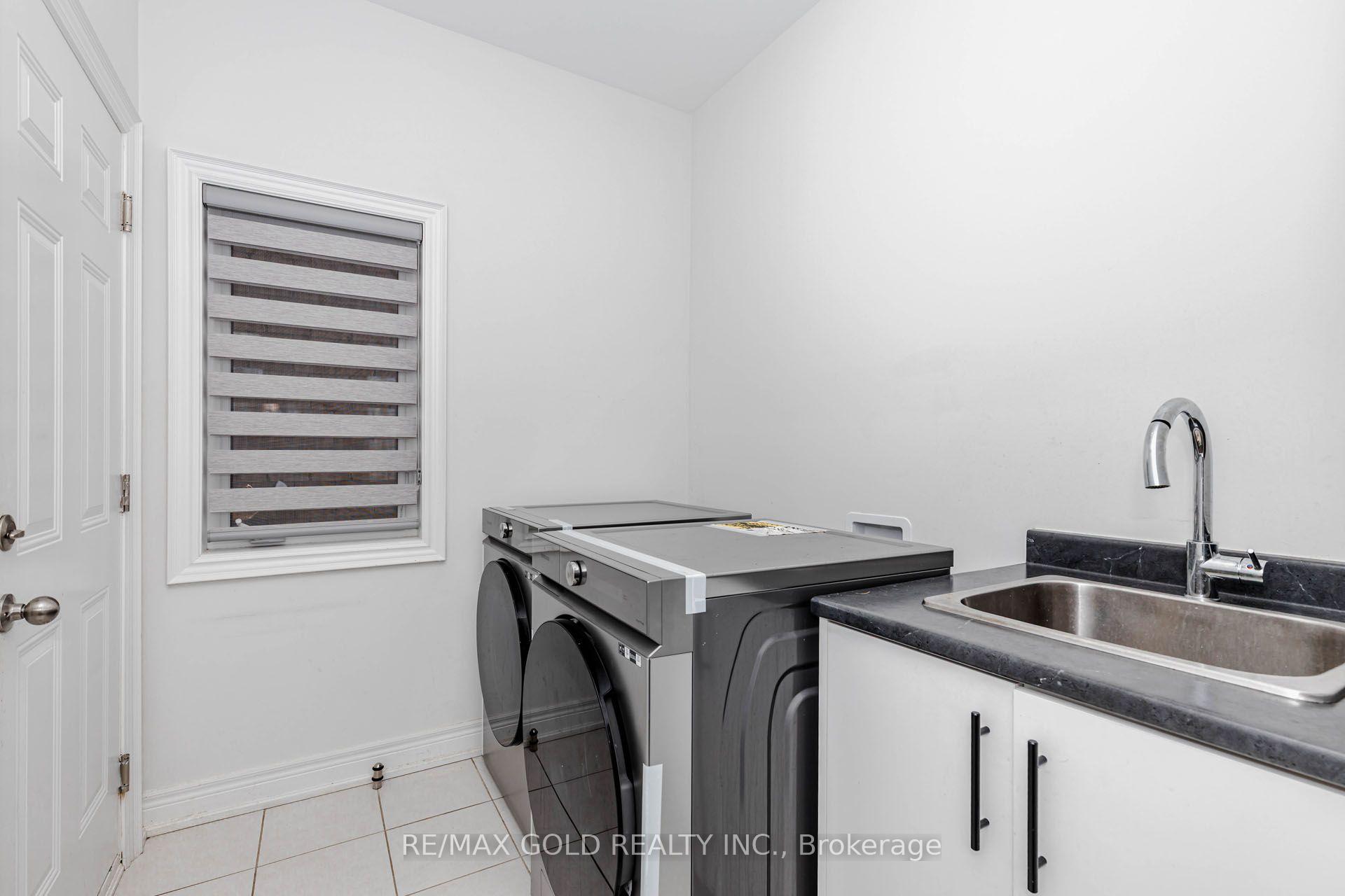 Photo 21 of 33 Tiger Crescent, Brampton, Sandringham-Wellington North — HOMEH