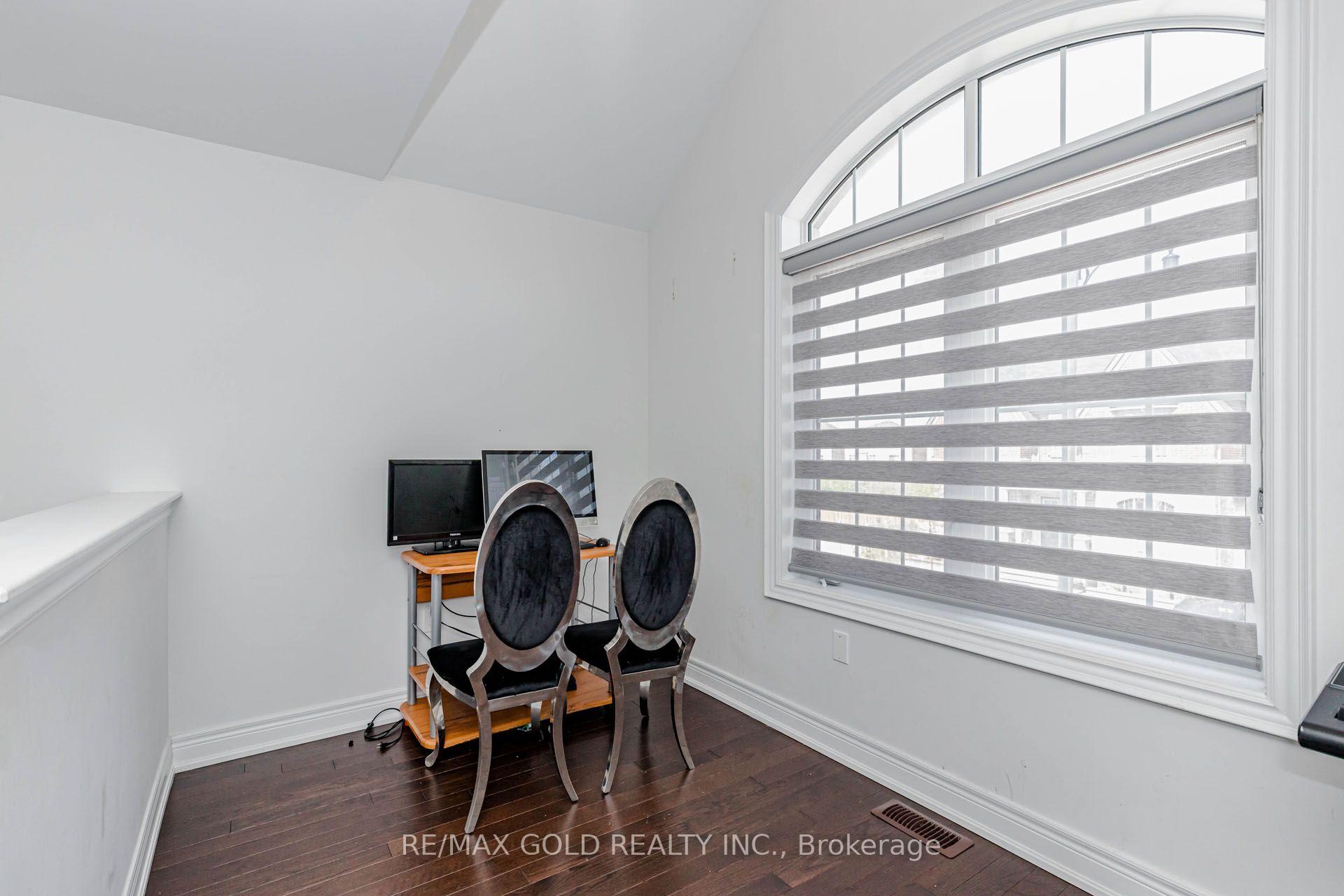 Photo 23 of 33 Tiger Crescent, Brampton, Sandringham-Wellington North — HOMEH