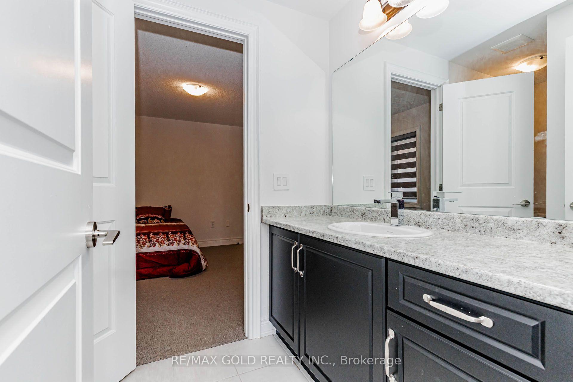 Photo 38 of 33 Tiger Crescent, Brampton, Sandringham-Wellington North — HOMEH