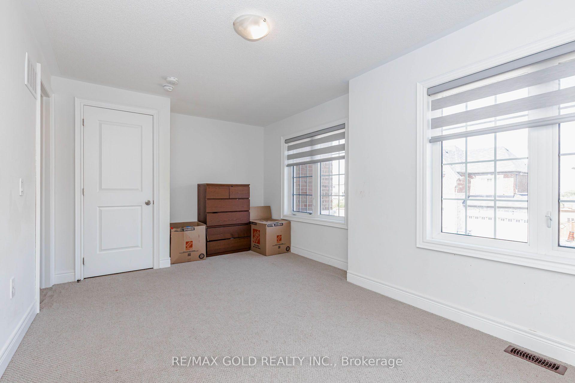 Photo 42 of 33 Tiger Crescent, Brampton, Sandringham-Wellington North — HOMEH