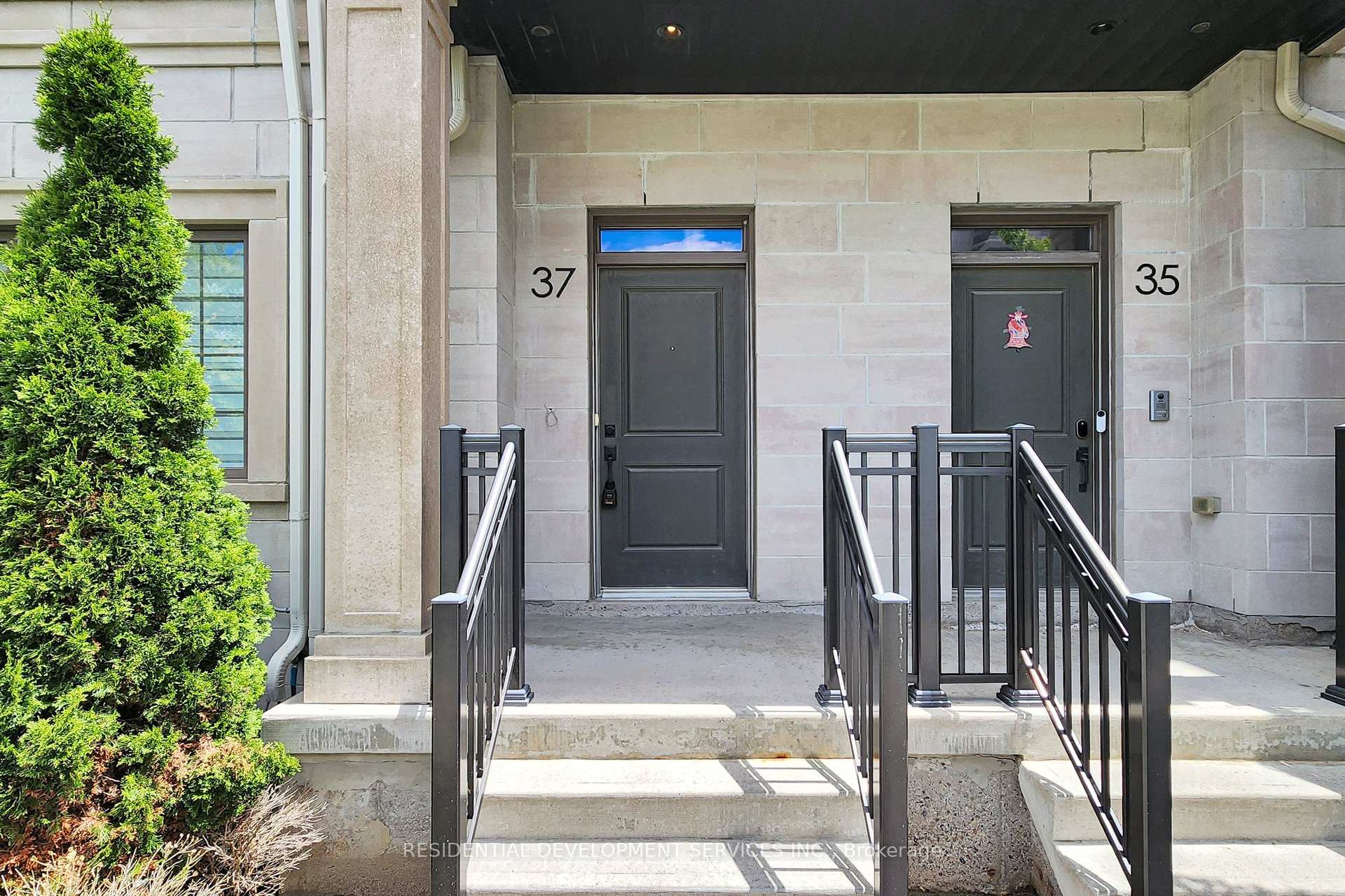 Photo 2 of 37 Village Parkway, Markham, Unionville — HOMEH