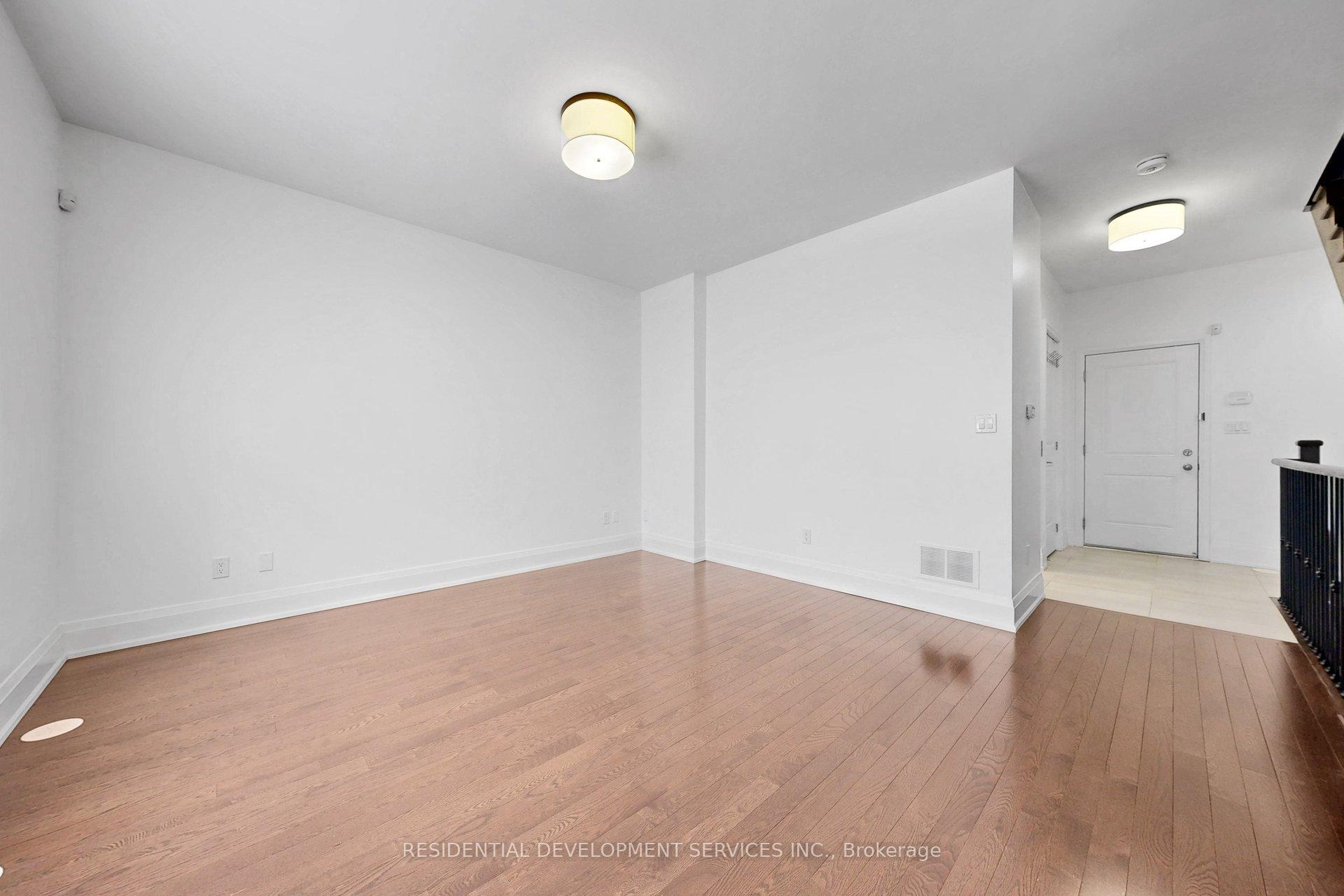 Photo 4 of 37 Village Parkway, Markham, Unionville — HOMEH