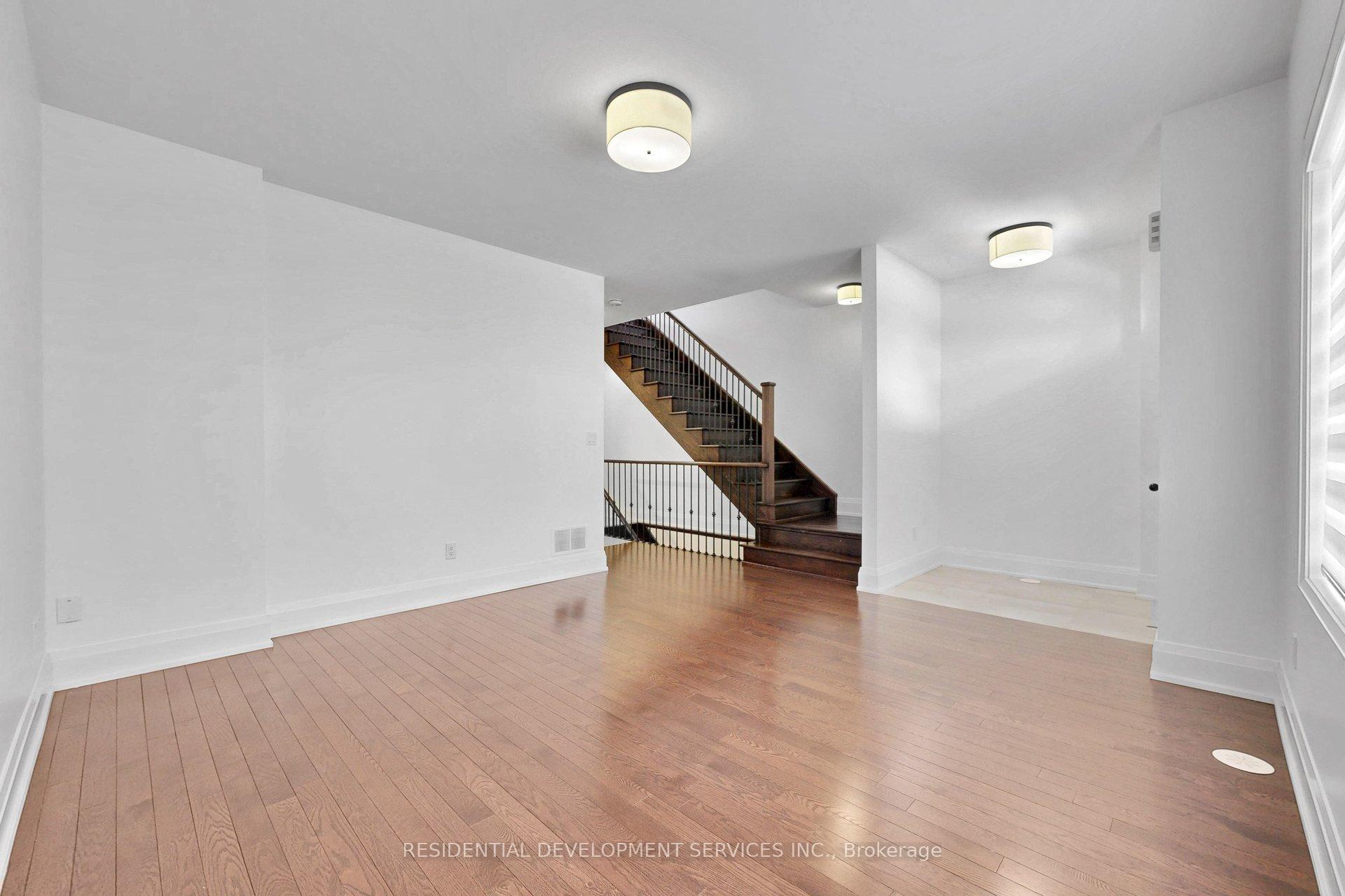 Photo 5 of 37 Village Parkway, Markham, Unionville — HOMEH