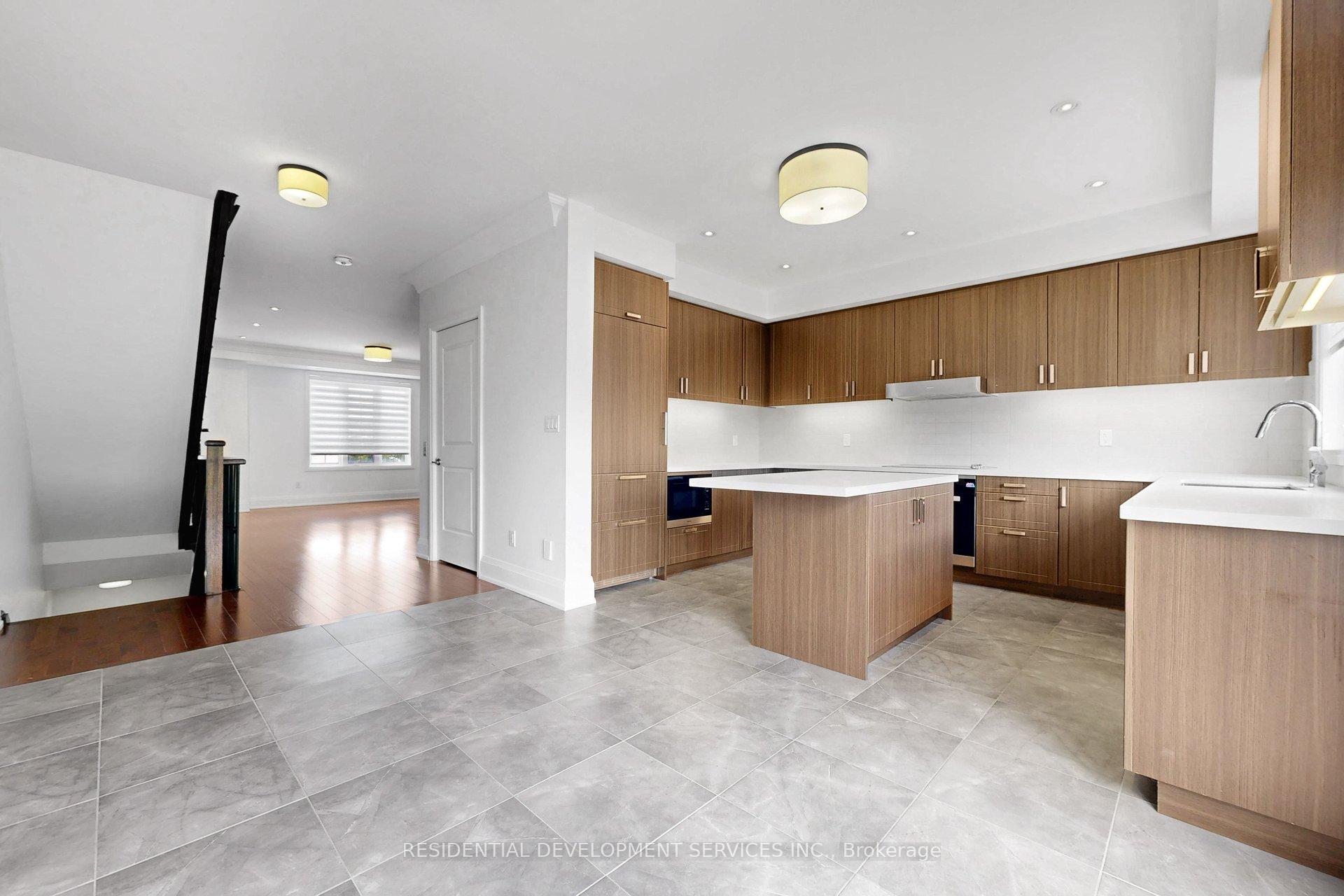 Photo 13 of 37 Village Parkway, Markham, Unionville — HOMEH