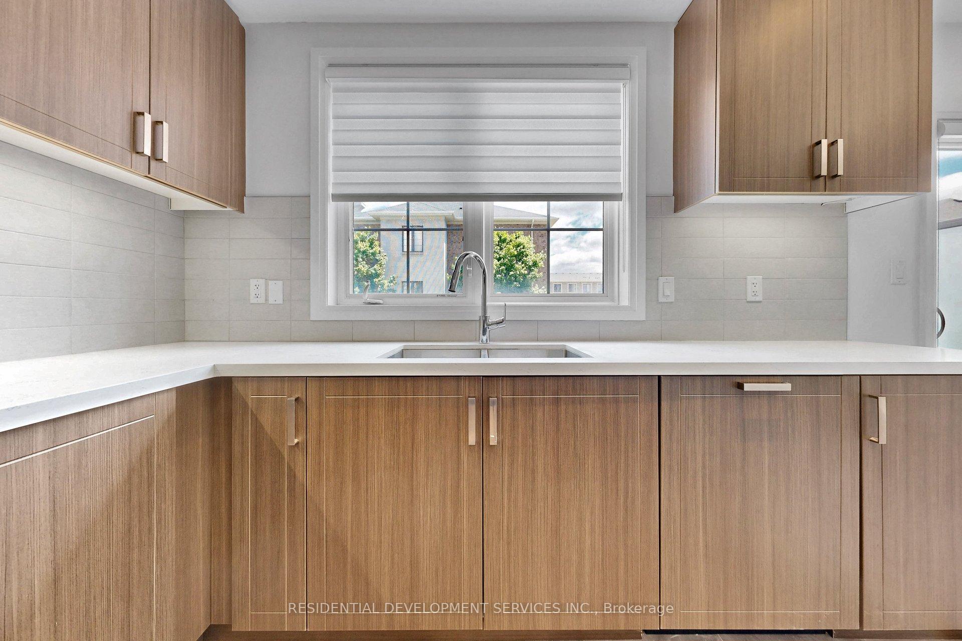 Photo 16 of 37 Village Parkway, Markham, Unionville — HOMEH