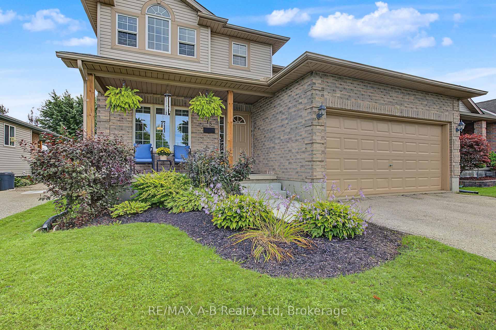 Photo 2 of 15 Cook Crescent, St. Thomas — HOMEH