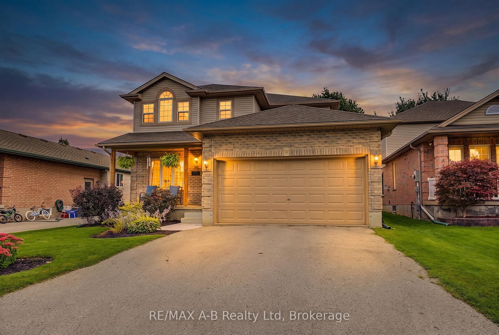 Photo 3 of 15 Cook Crescent, St. Thomas — HOMEH