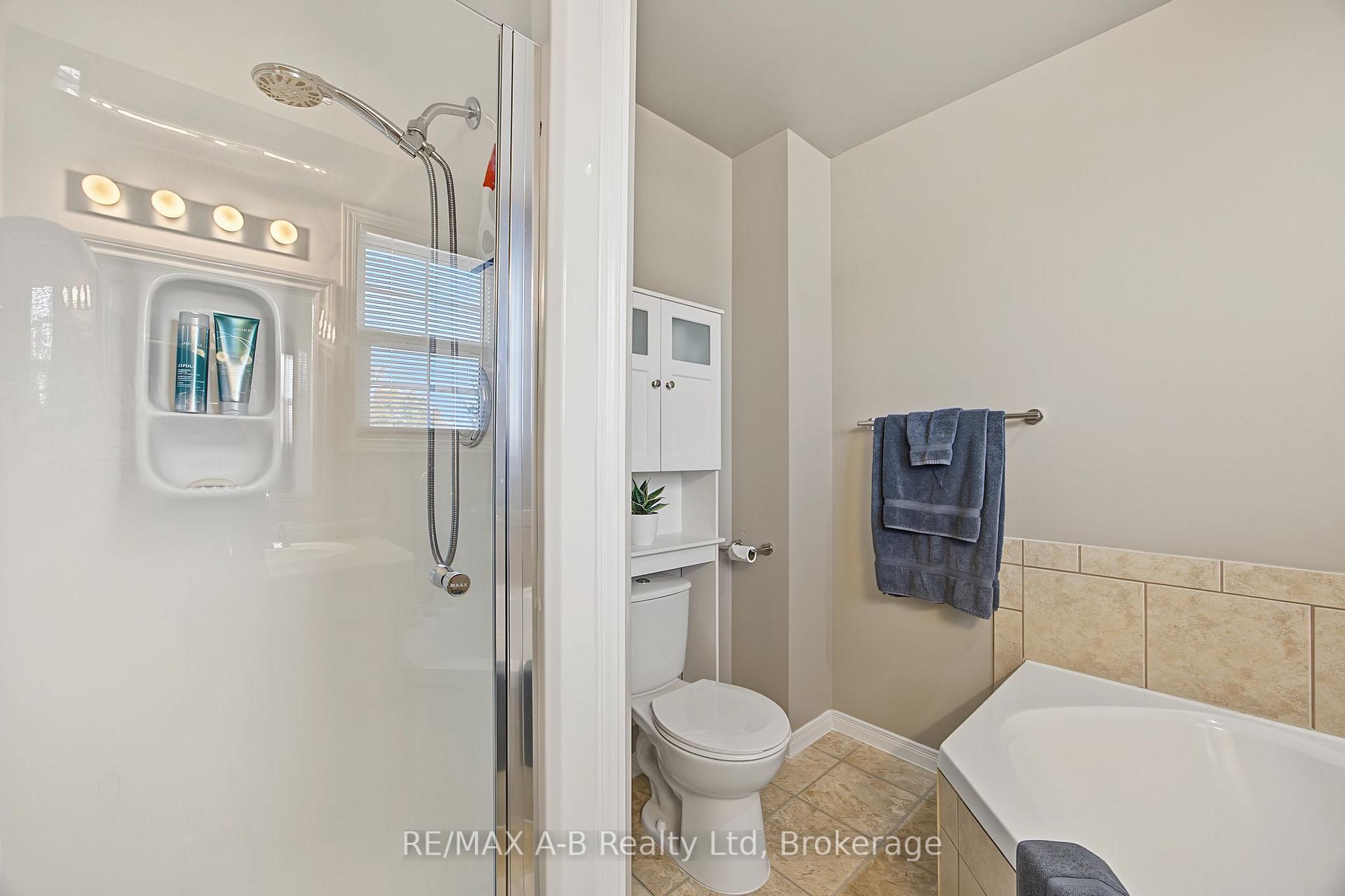 Photo 18 of 15 Cook Crescent, St. Thomas — HOMEH